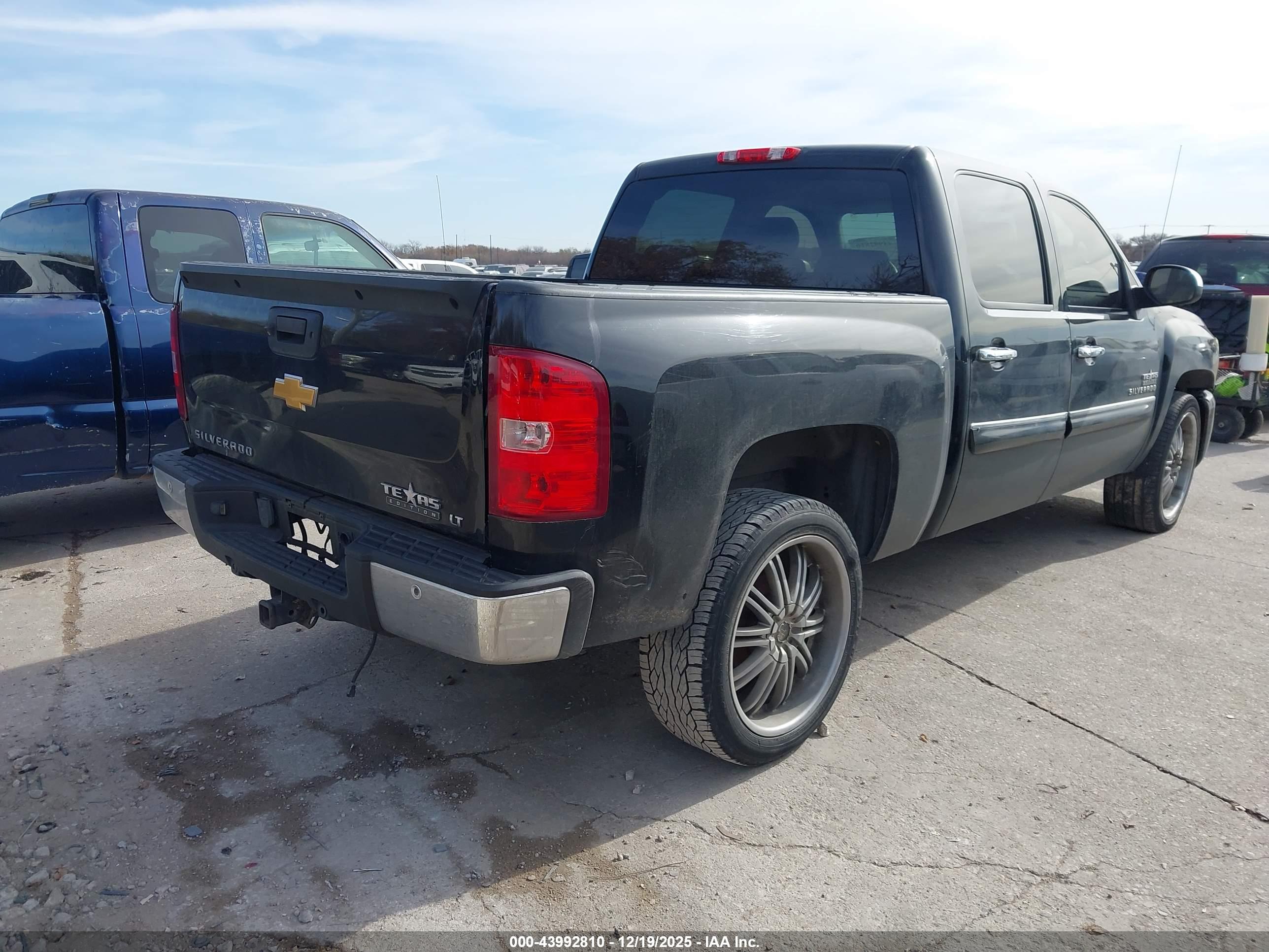CHEVROLET SILVERADO image 4