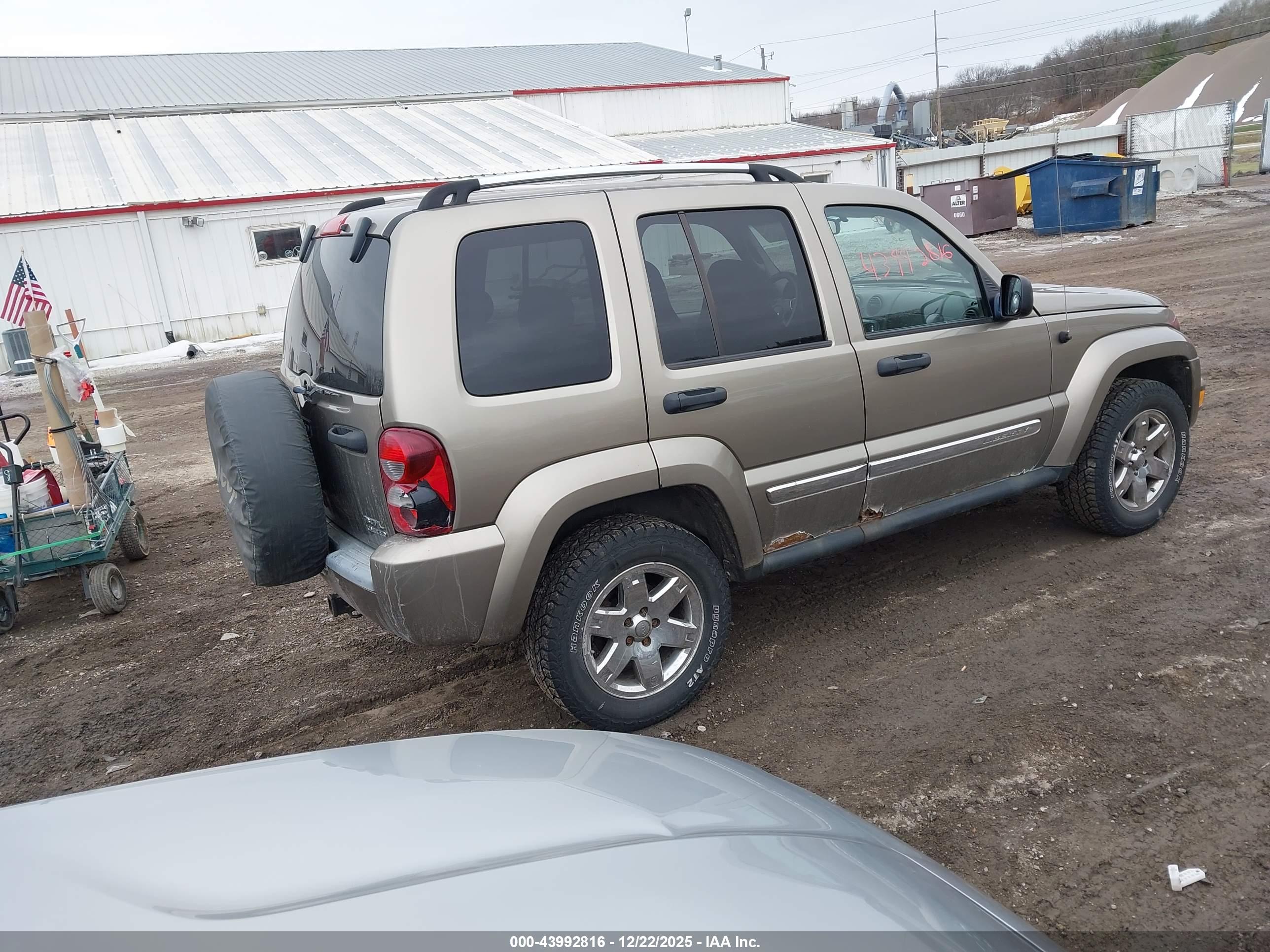 JEEP LIBERTY image 4