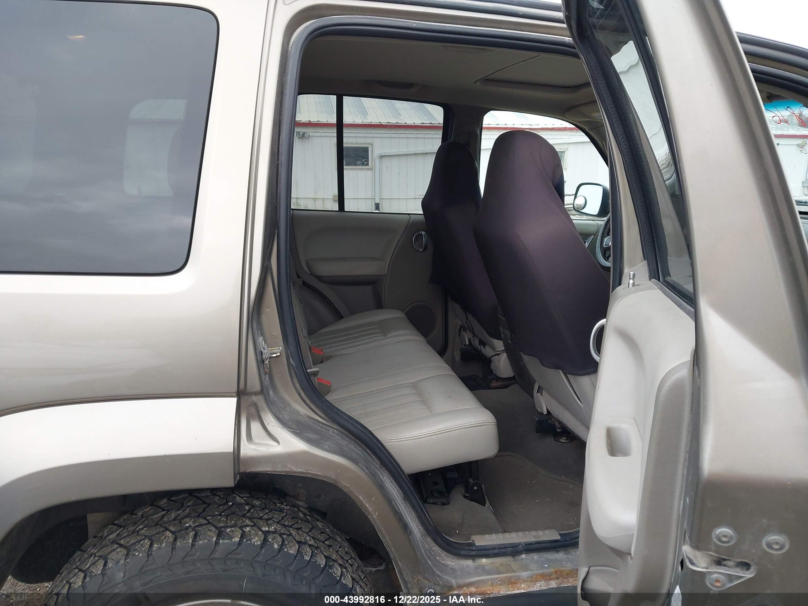 JEEP LIBERTY image 8