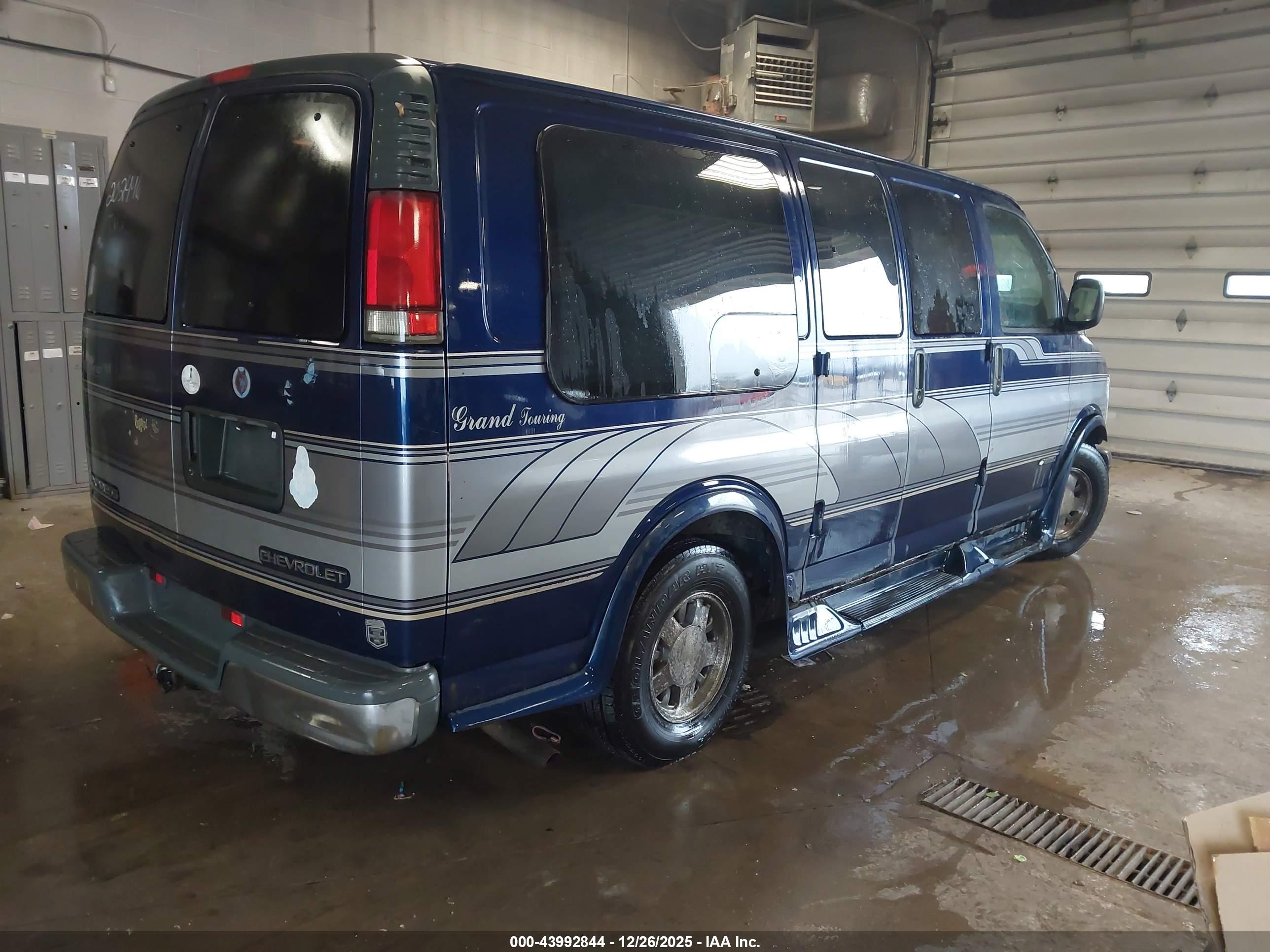 CHEVROLET EXPRESS image 4