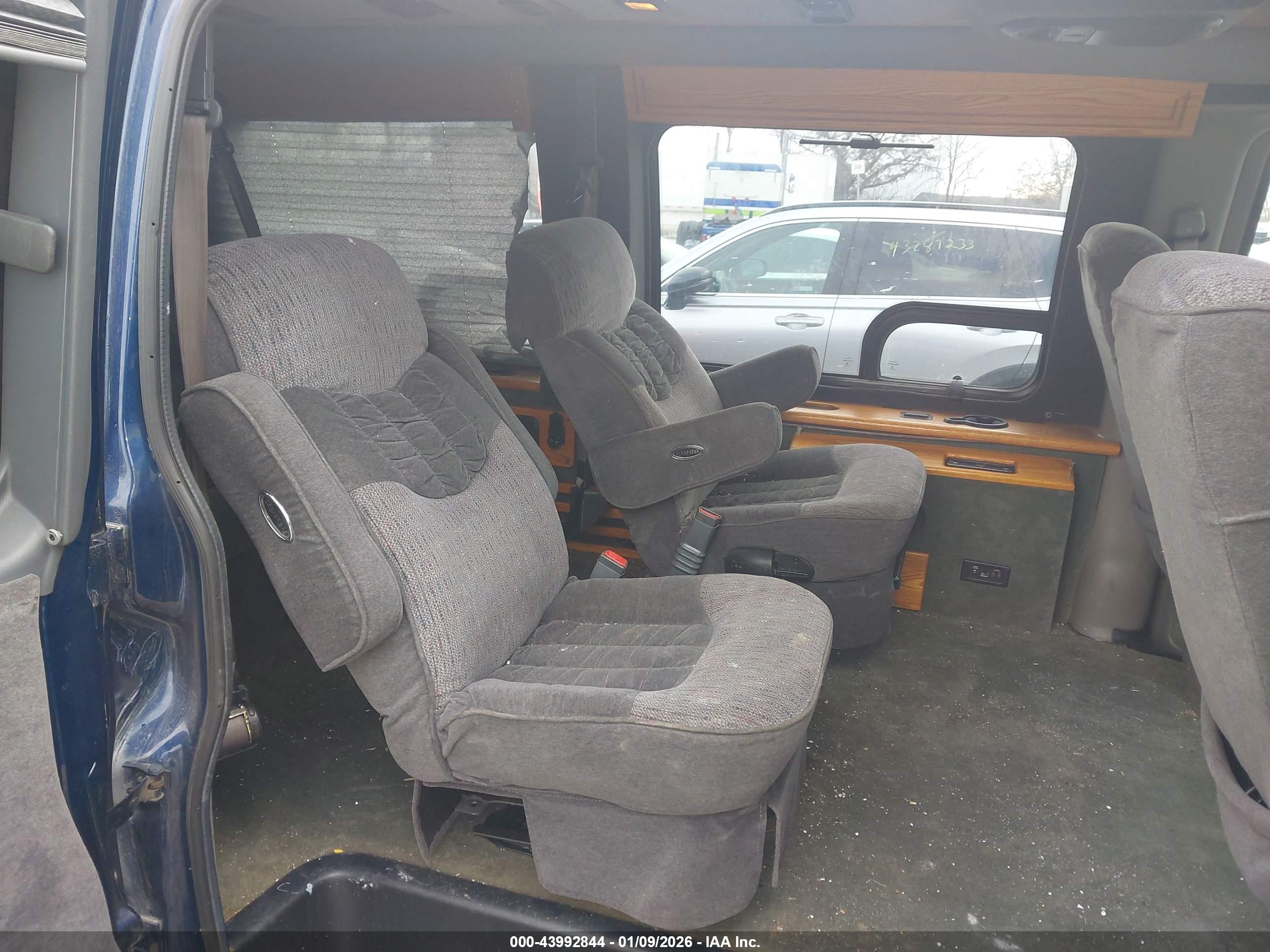 CHEVROLET EXPRESS image 8