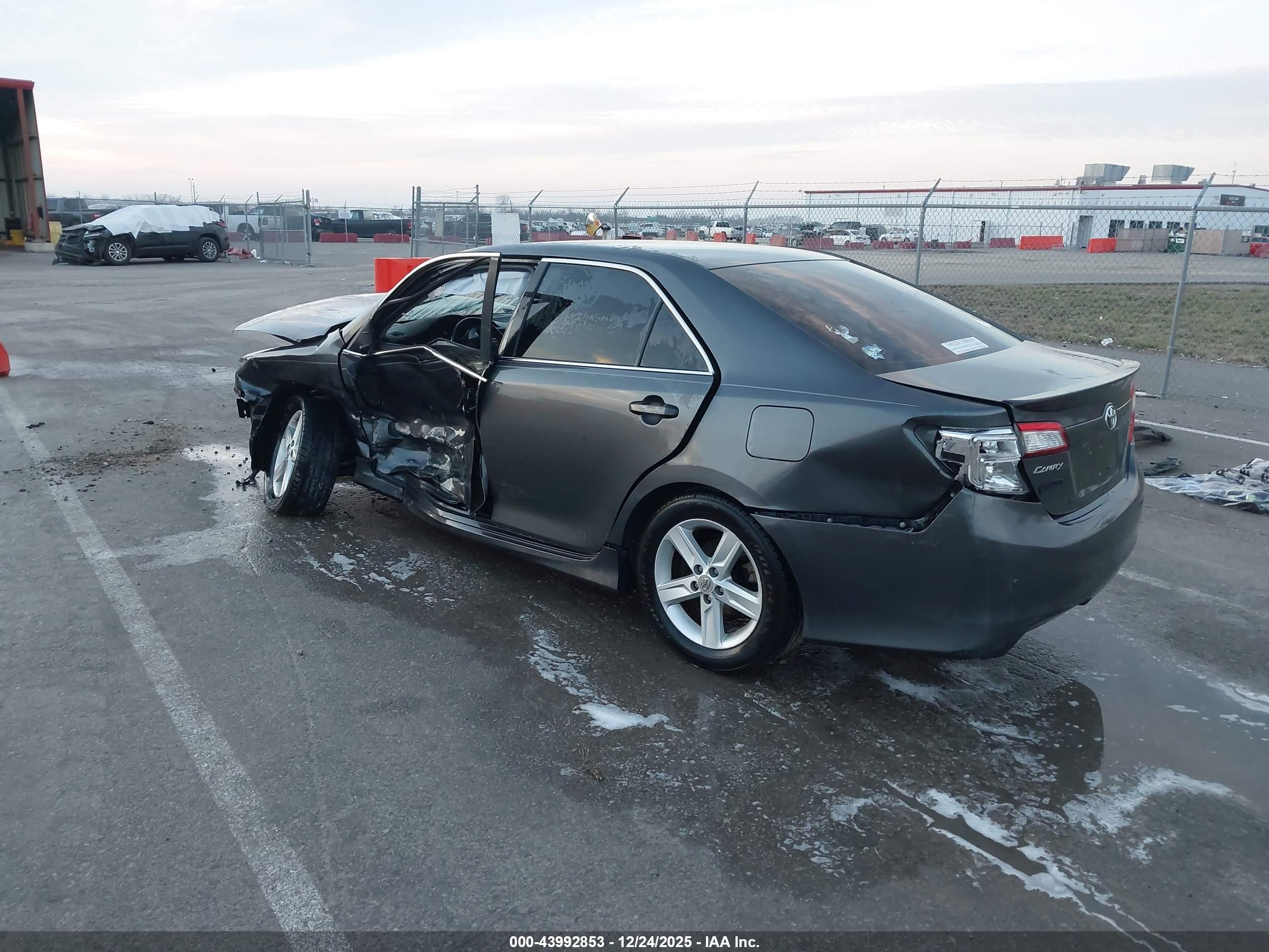 TOYOTA CAMRY image 3