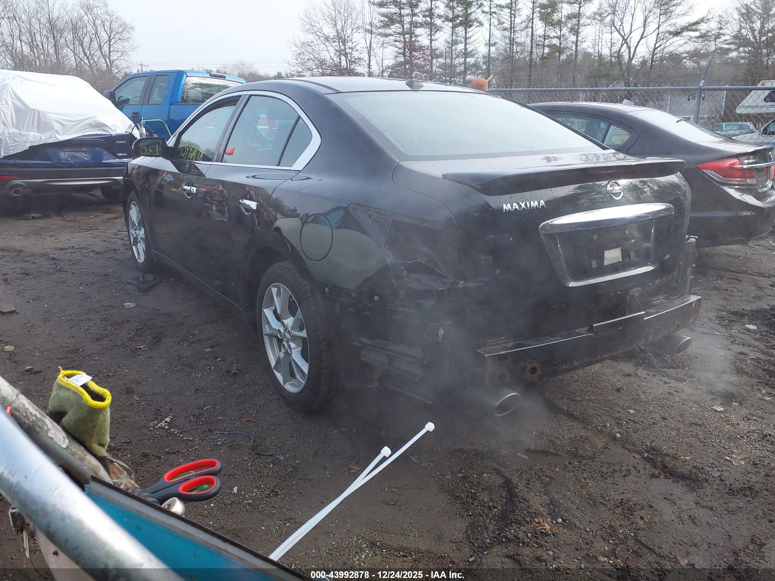 NISSAN MAXIMA image 3
