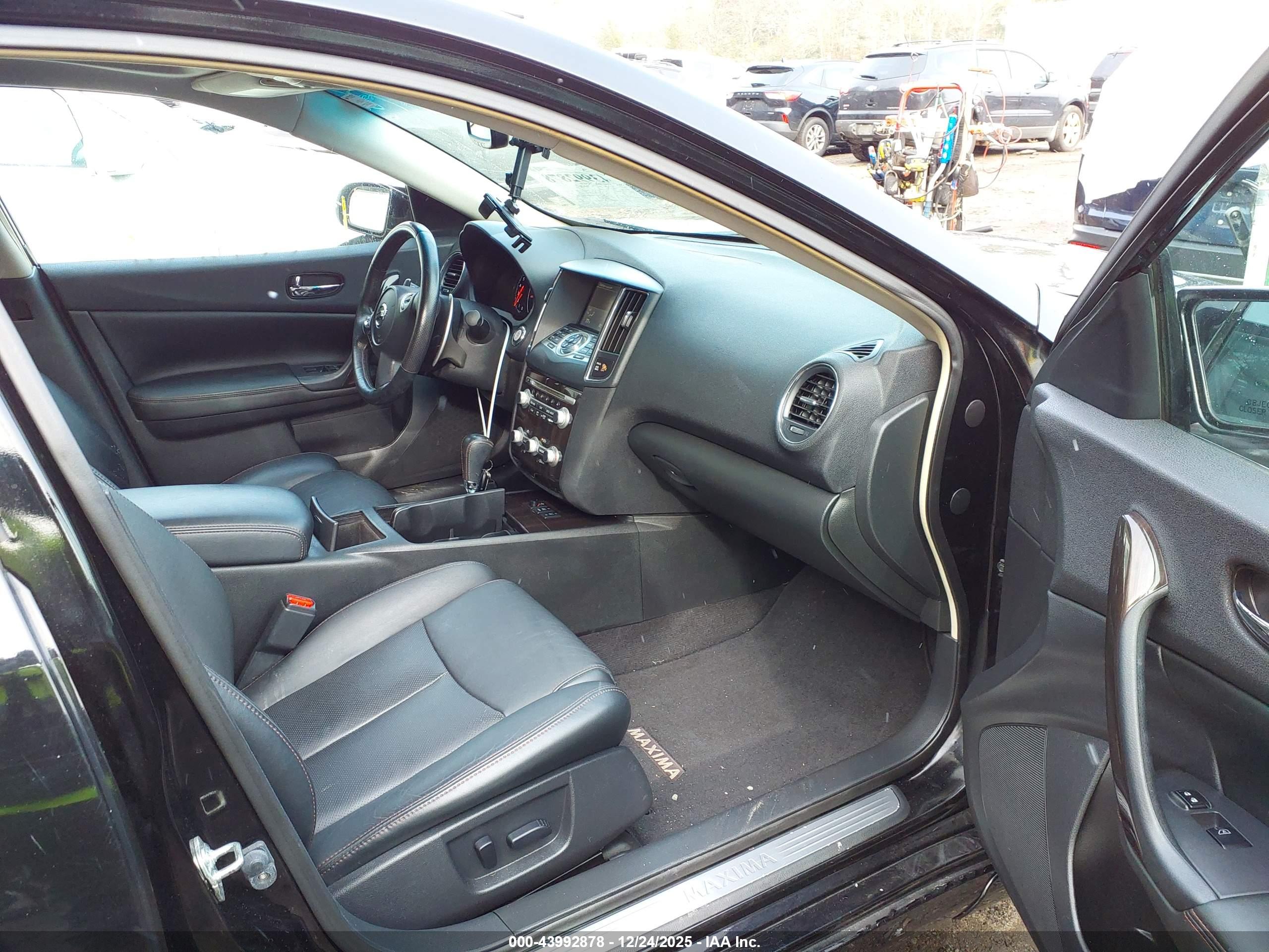 NISSAN MAXIMA image 5