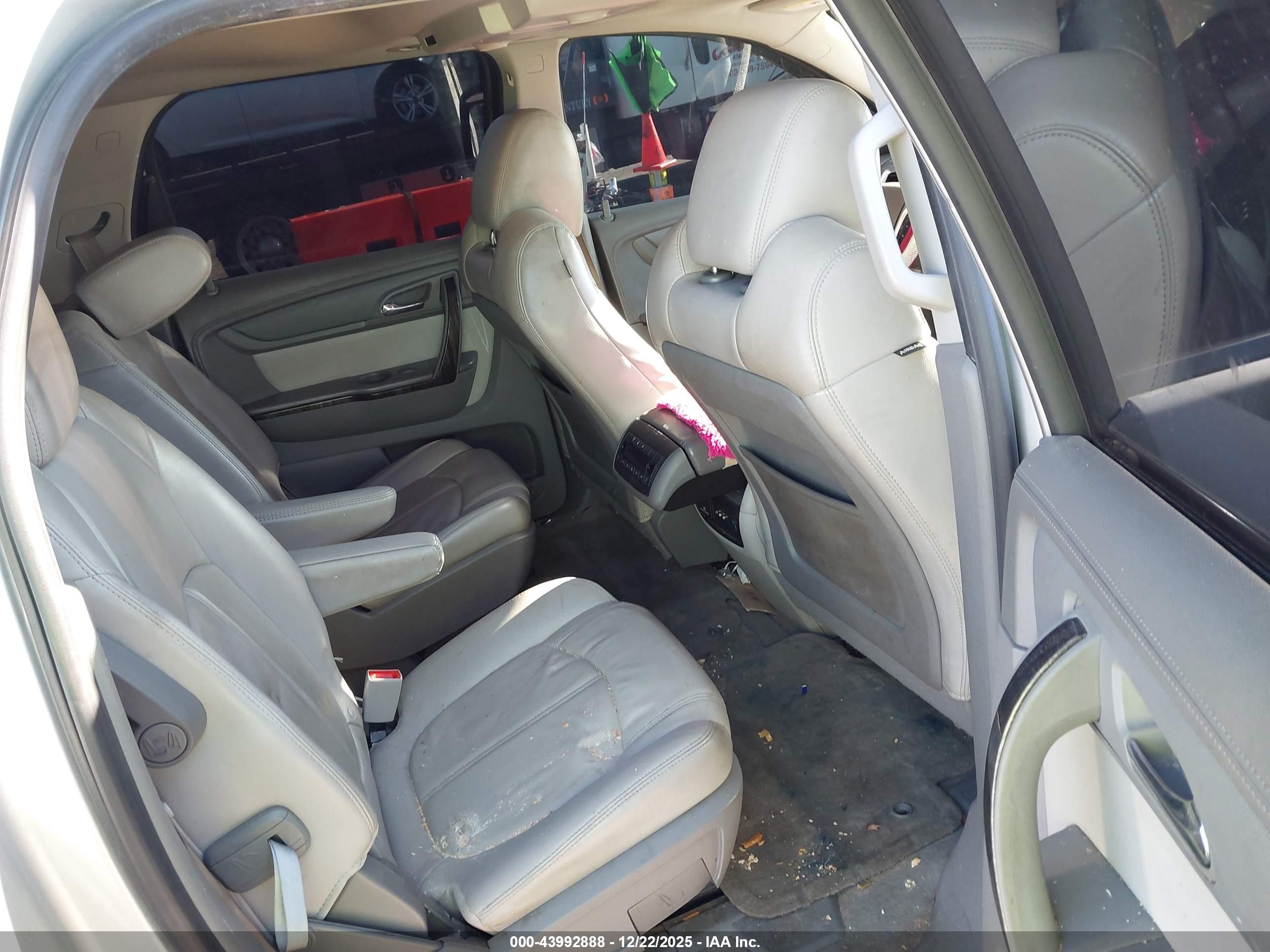 GMC ACADIA image 8