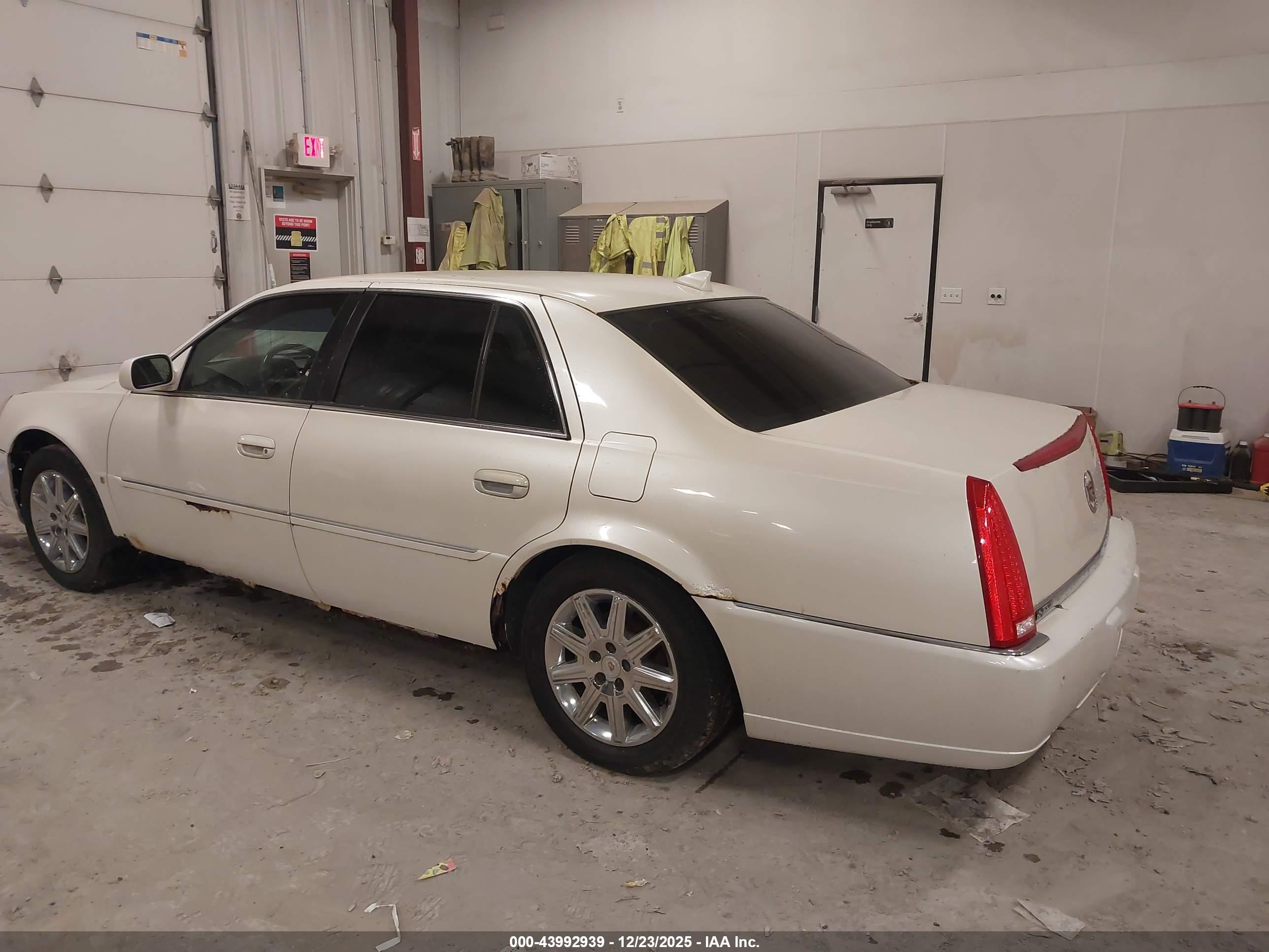 CADILLAC DTS image 3