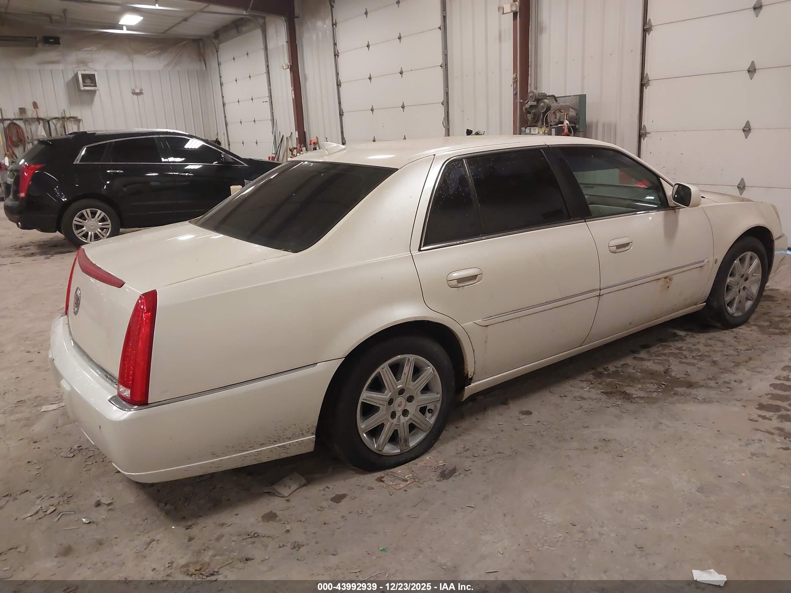CADILLAC DTS image 4