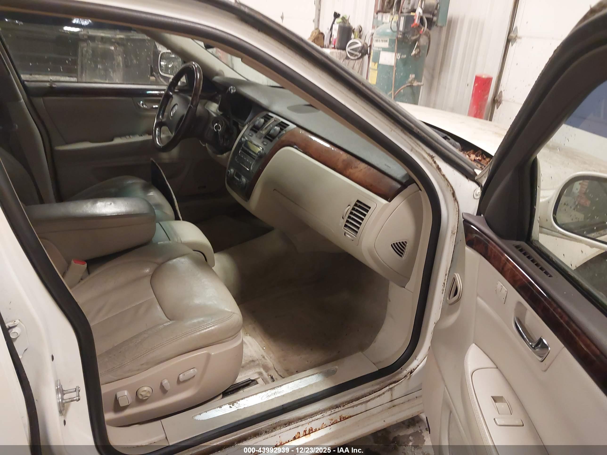 CADILLAC DTS image 5
