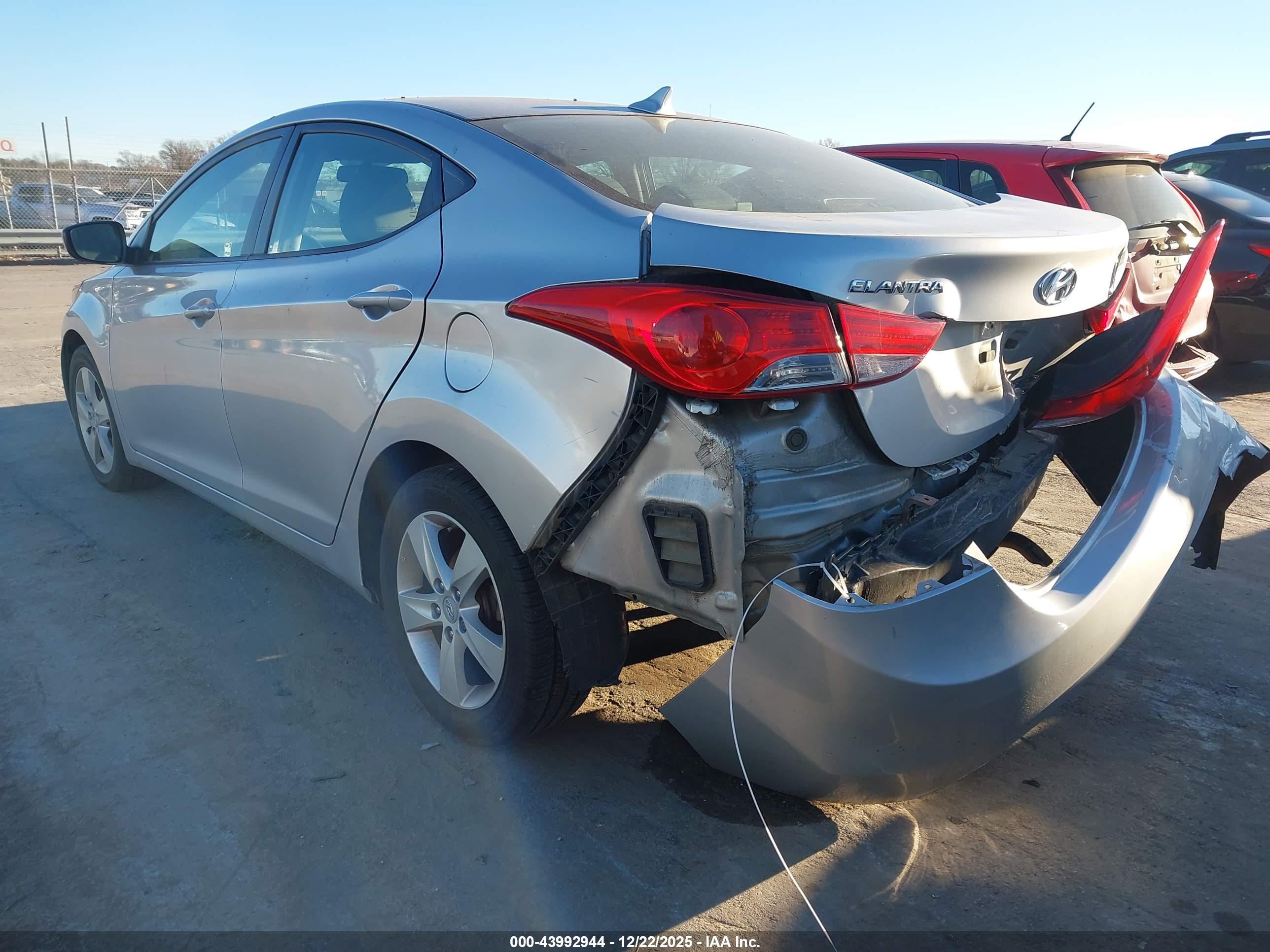 HYUNDAI ELANTRA image 3