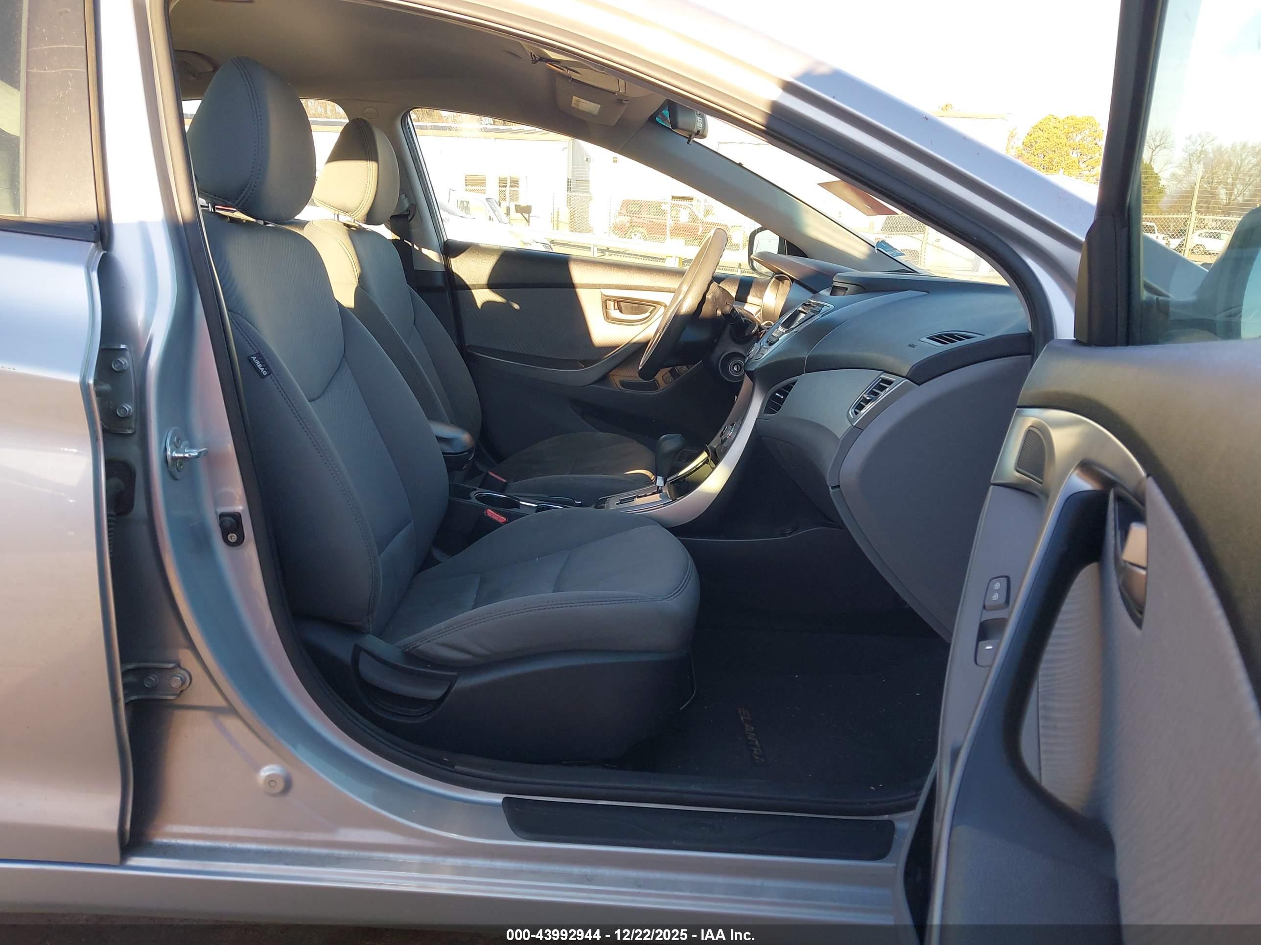 HYUNDAI ELANTRA image 5