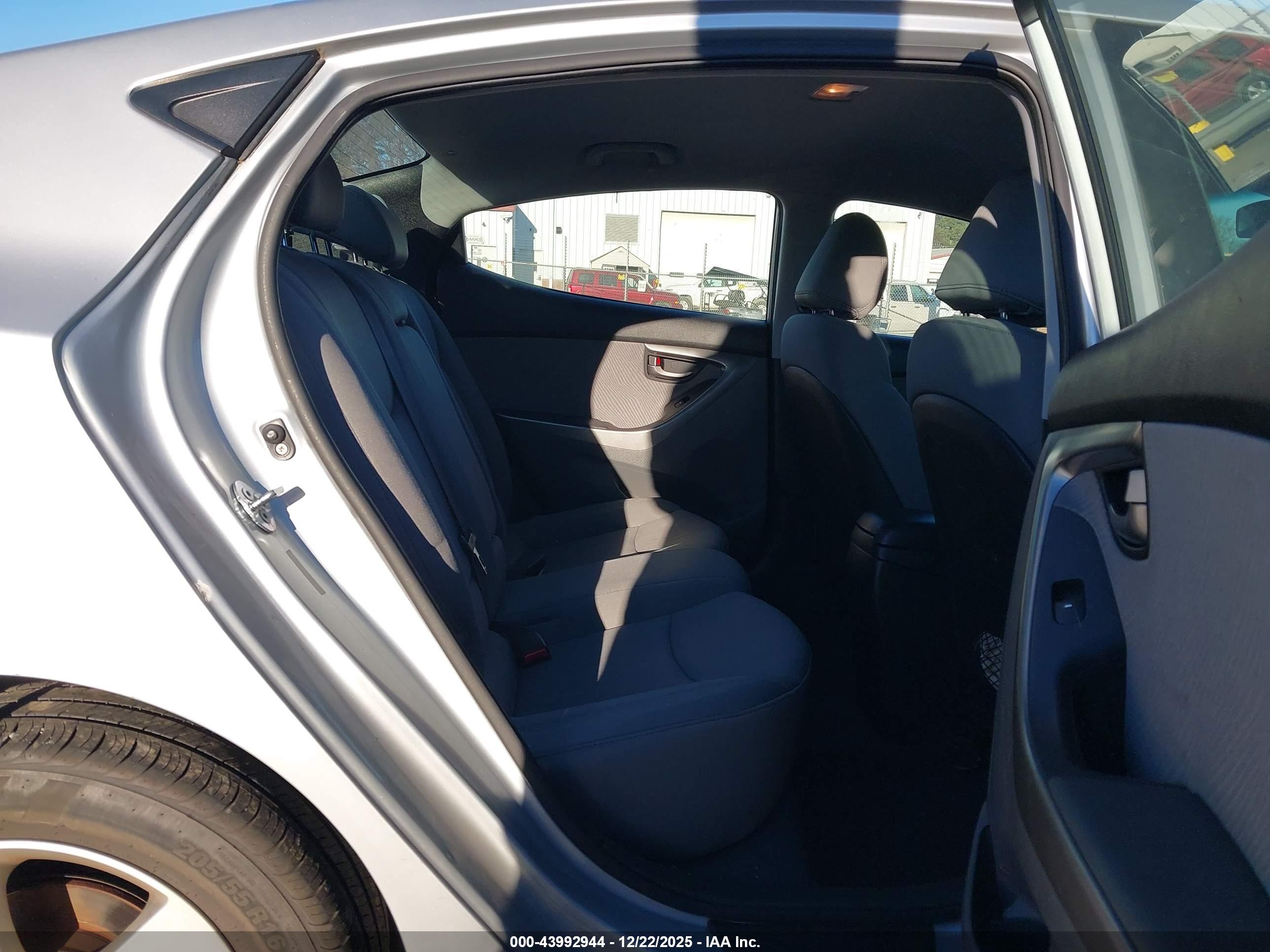 HYUNDAI ELANTRA image 8