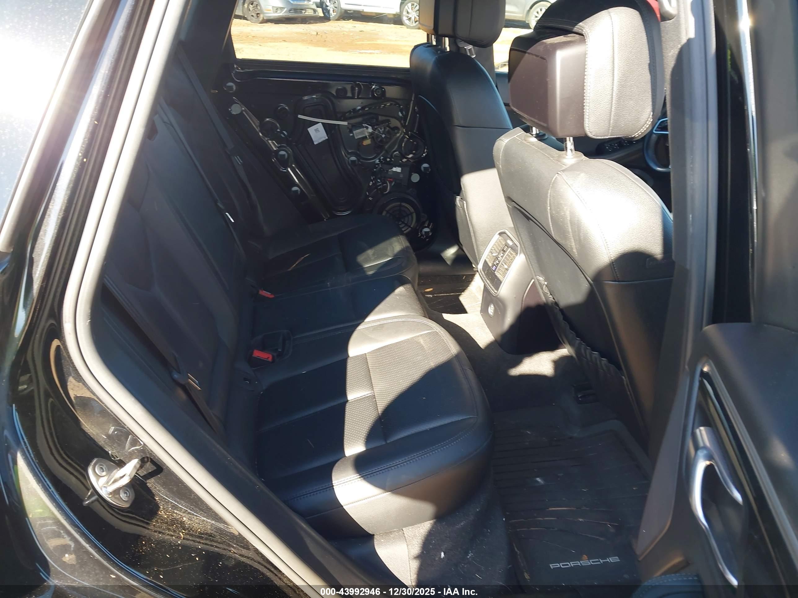 PORSCHE MACAN image 8