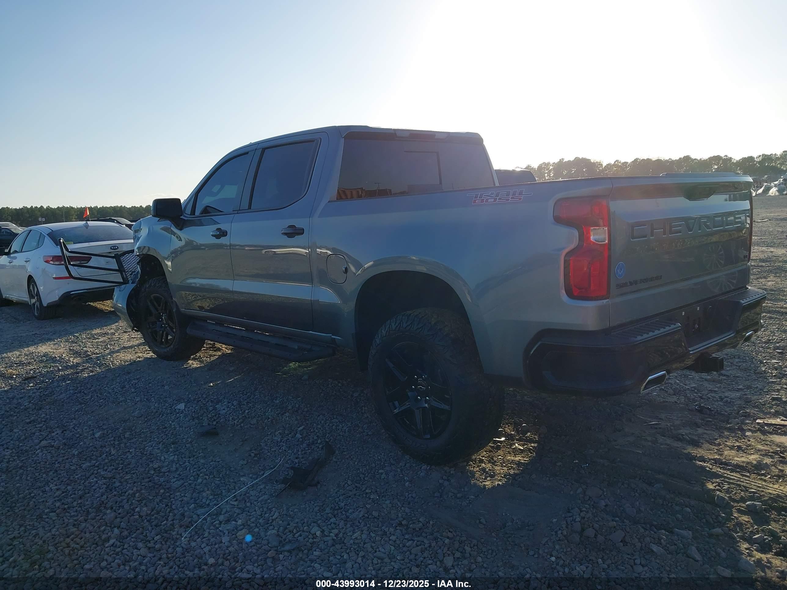 CHEVROLET SILVERADO image 3