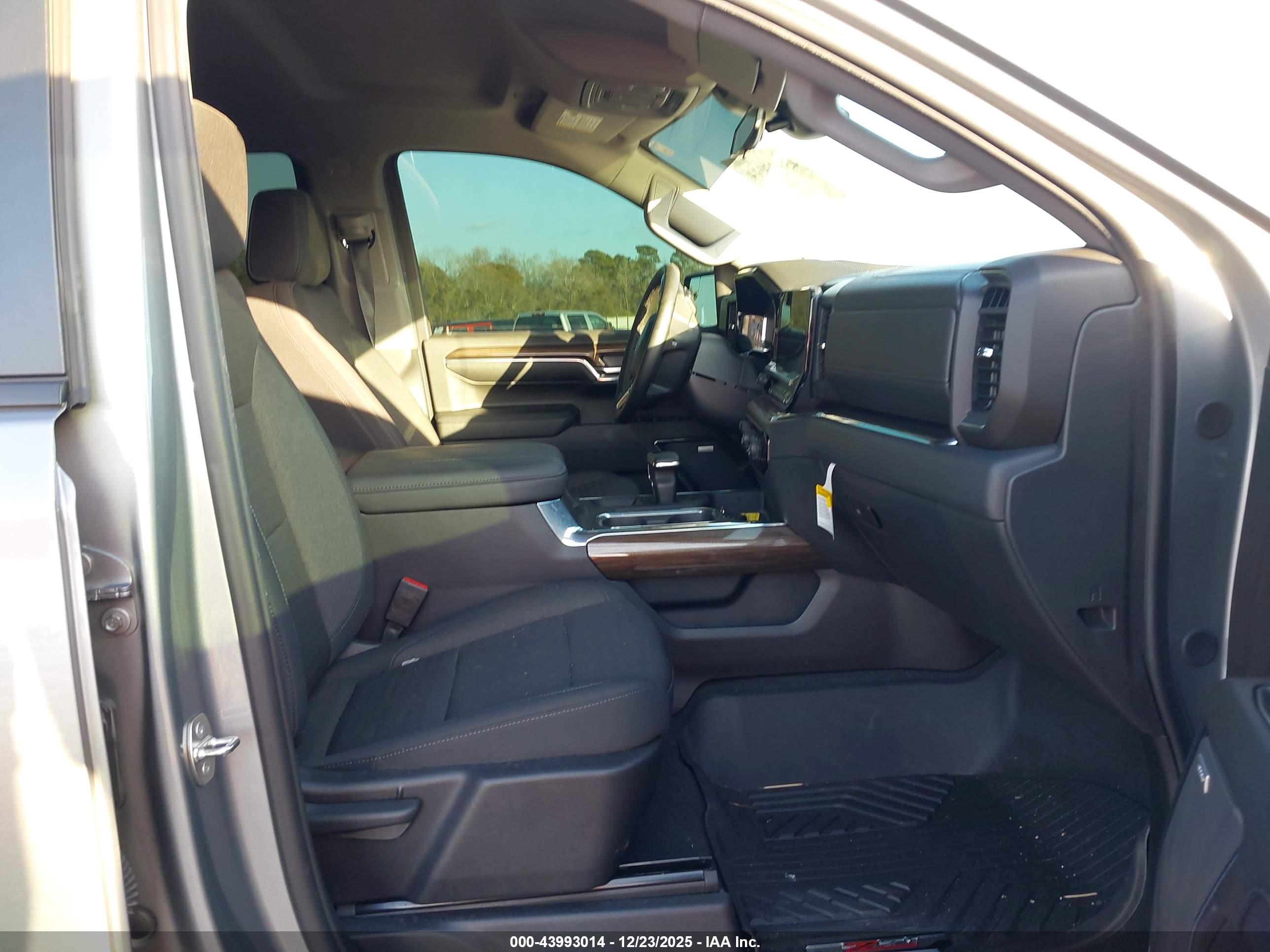 CHEVROLET SILVERADO image 5
