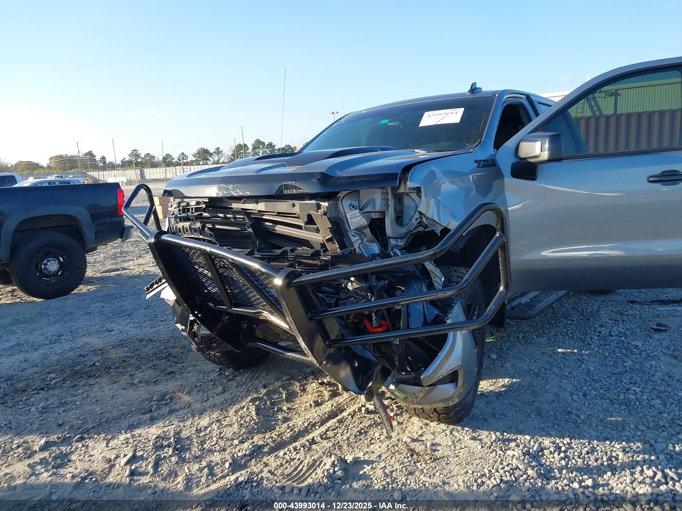 CHEVROLET SILVERADO image 6