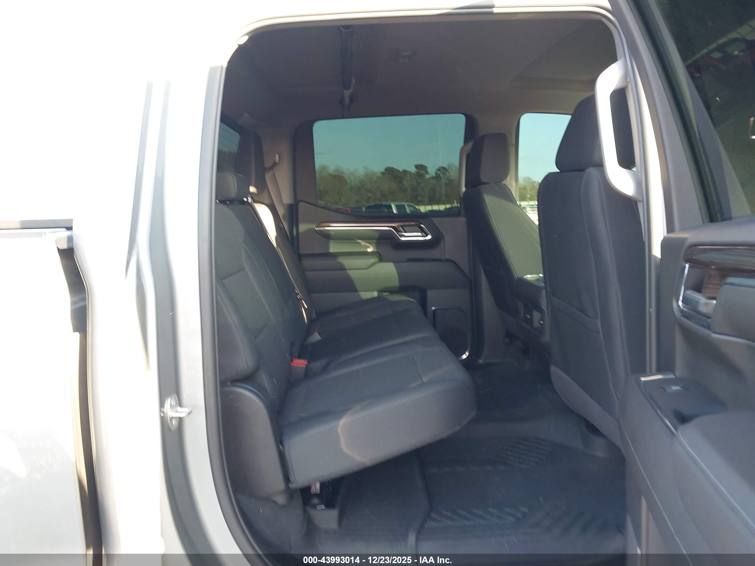 CHEVROLET SILVERADO image 8