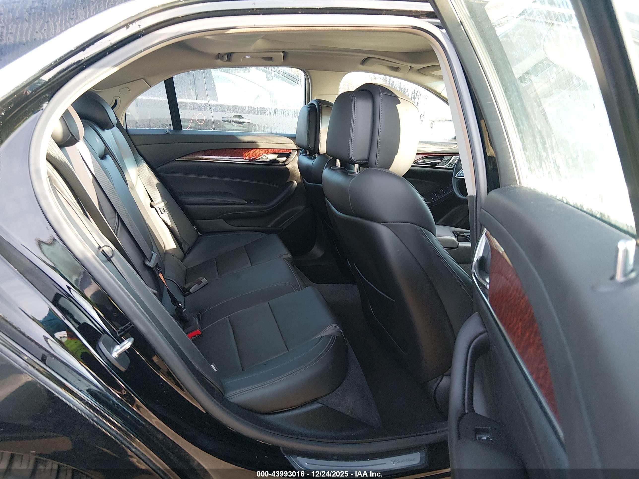 CADILLAC CTS image 8