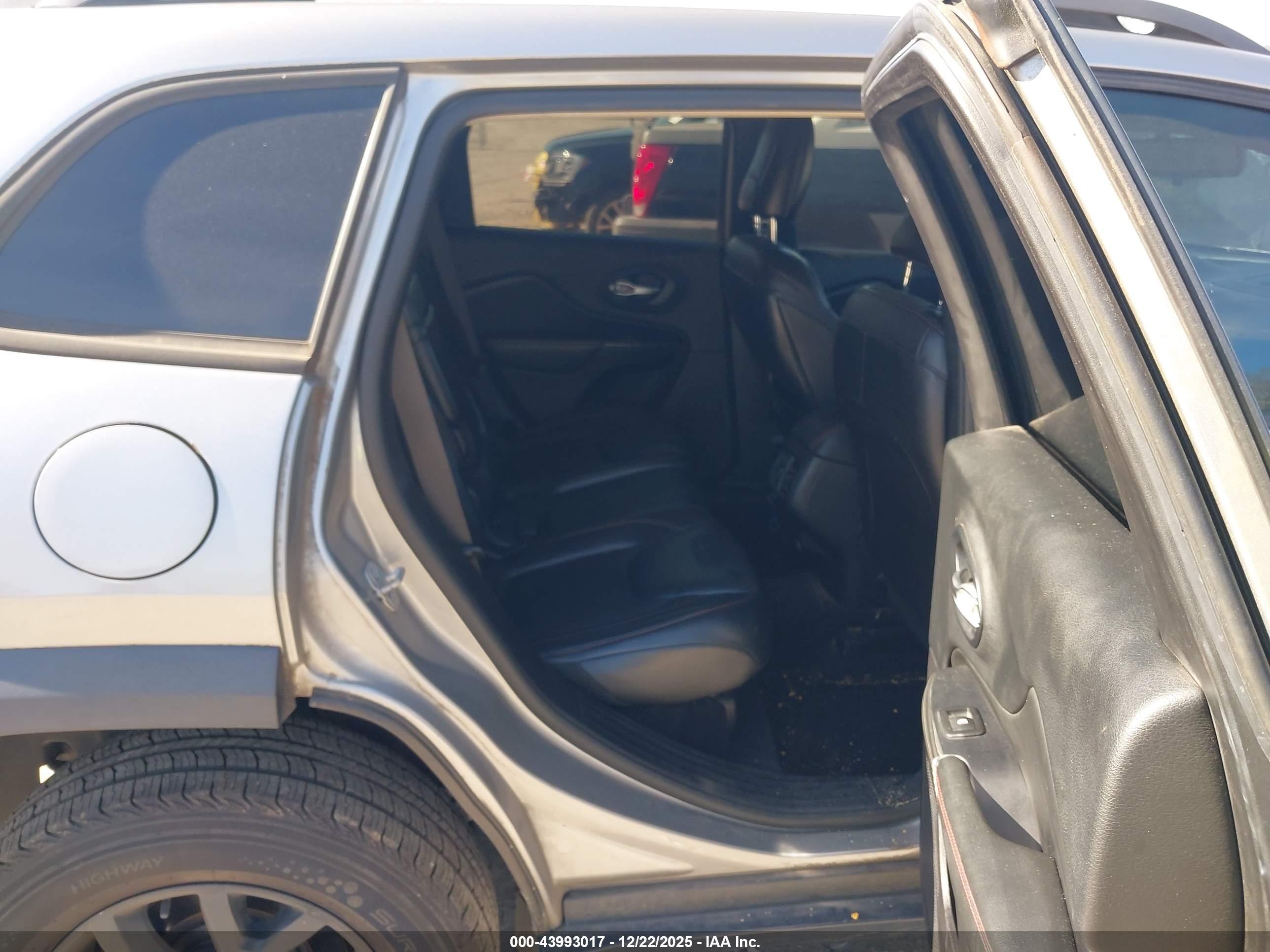 JEEP CHEROKEE image 8