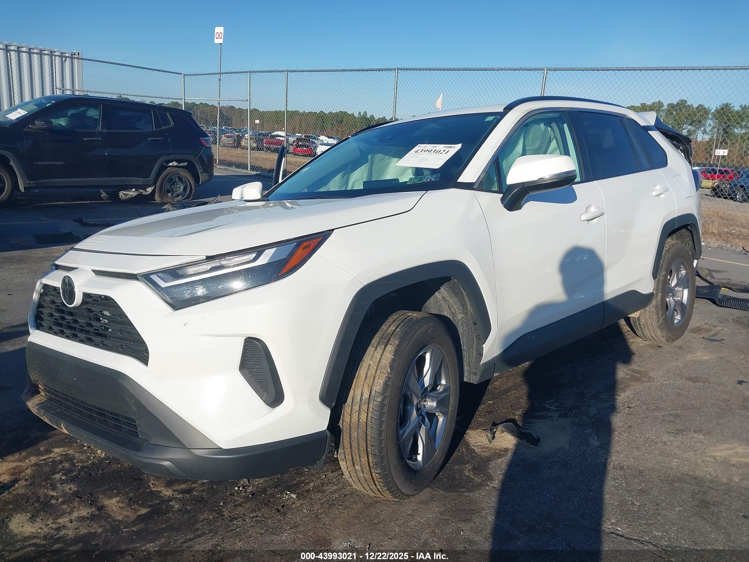 TOYOTA RAV4 image 2