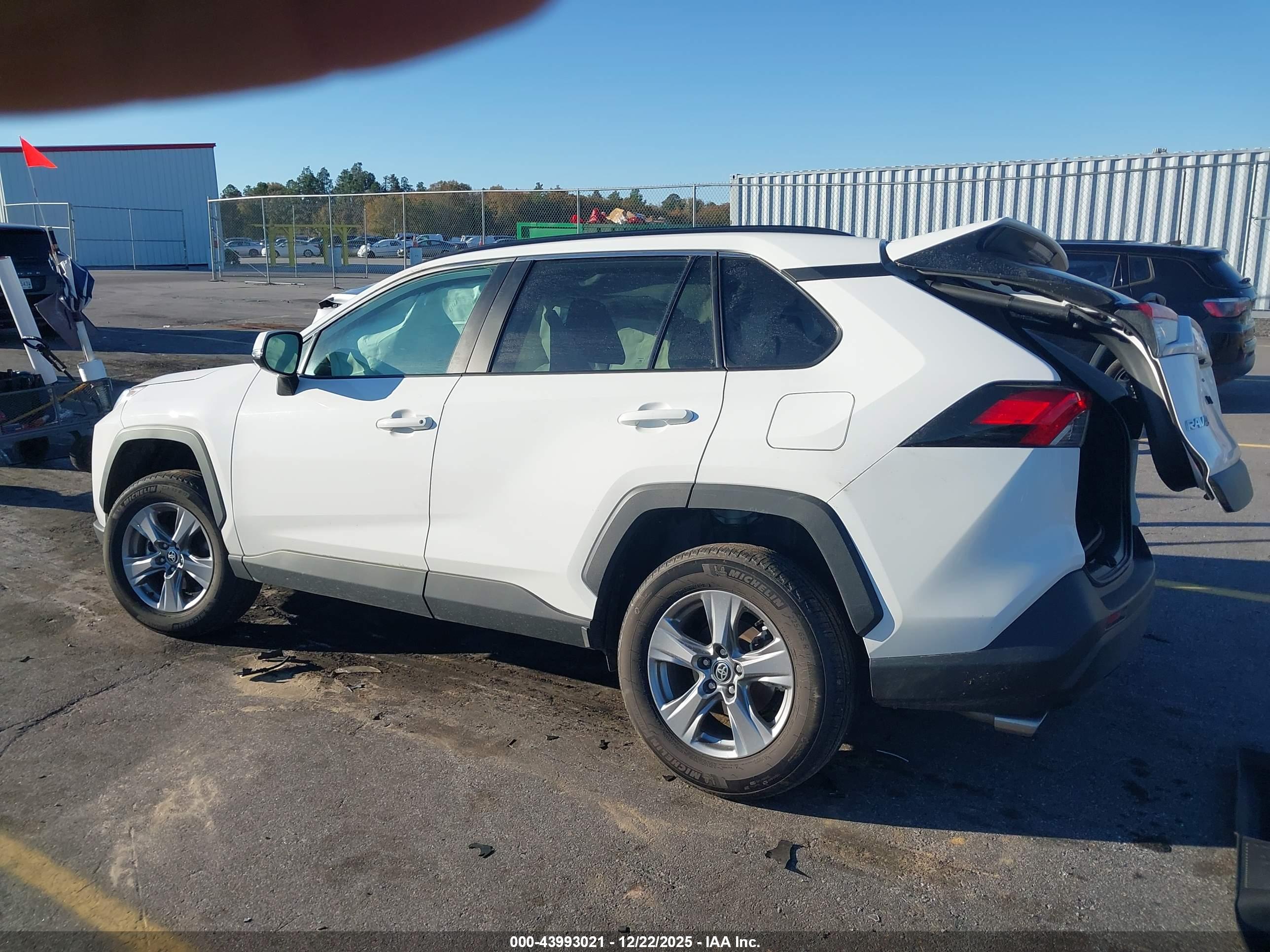 TOYOTA RAV4 image 3