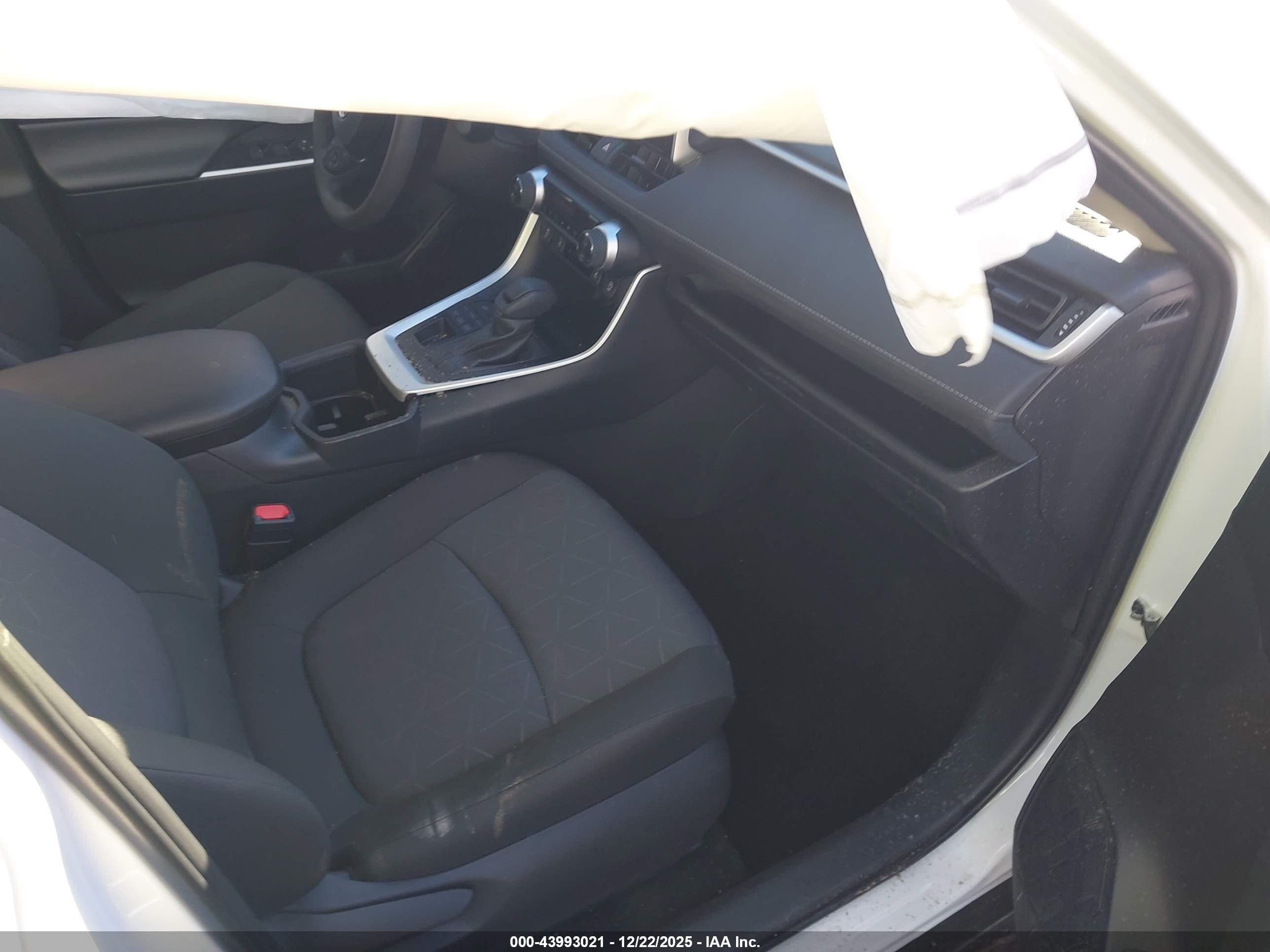 TOYOTA RAV4 image 5