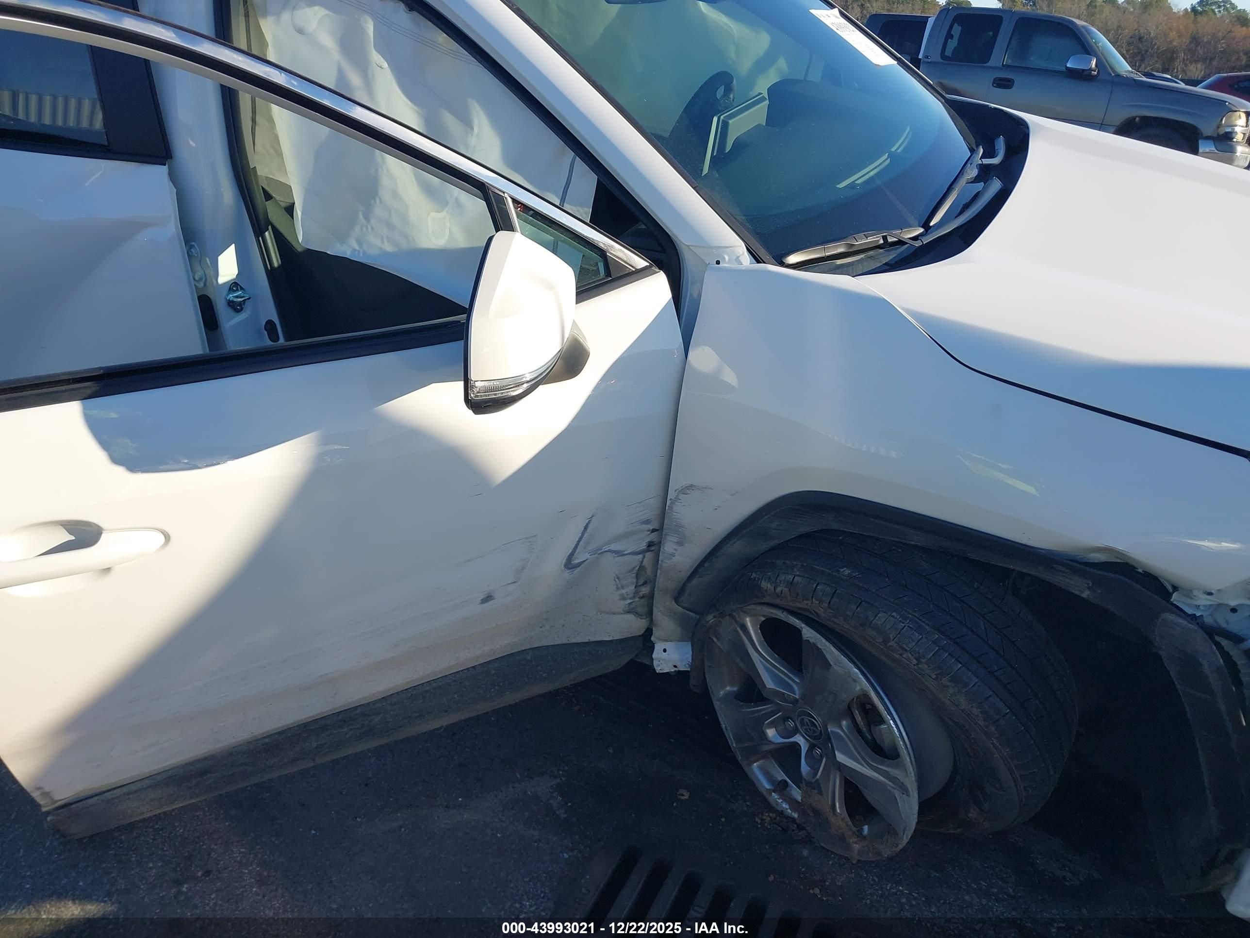 TOYOTA RAV4 image 6