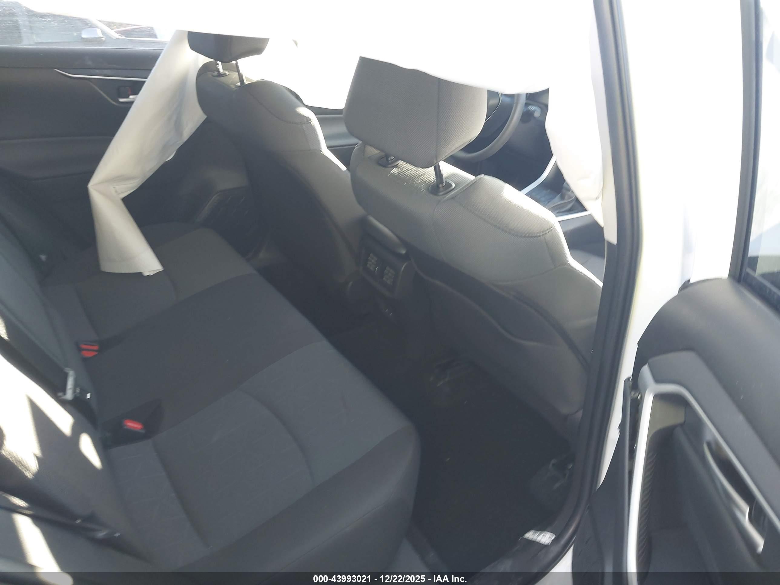 TOYOTA RAV4 image 8