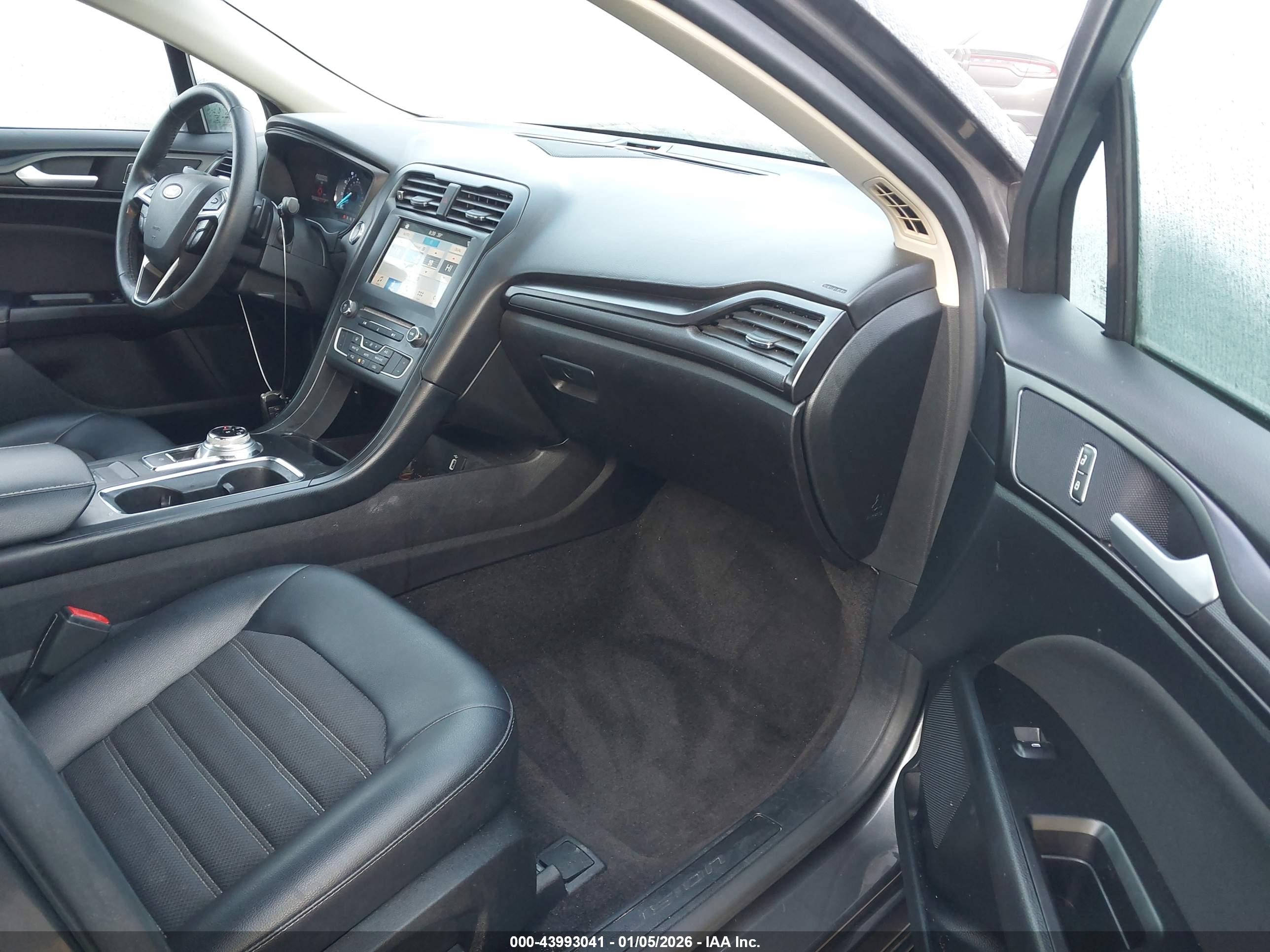 FORD FUSION image 5