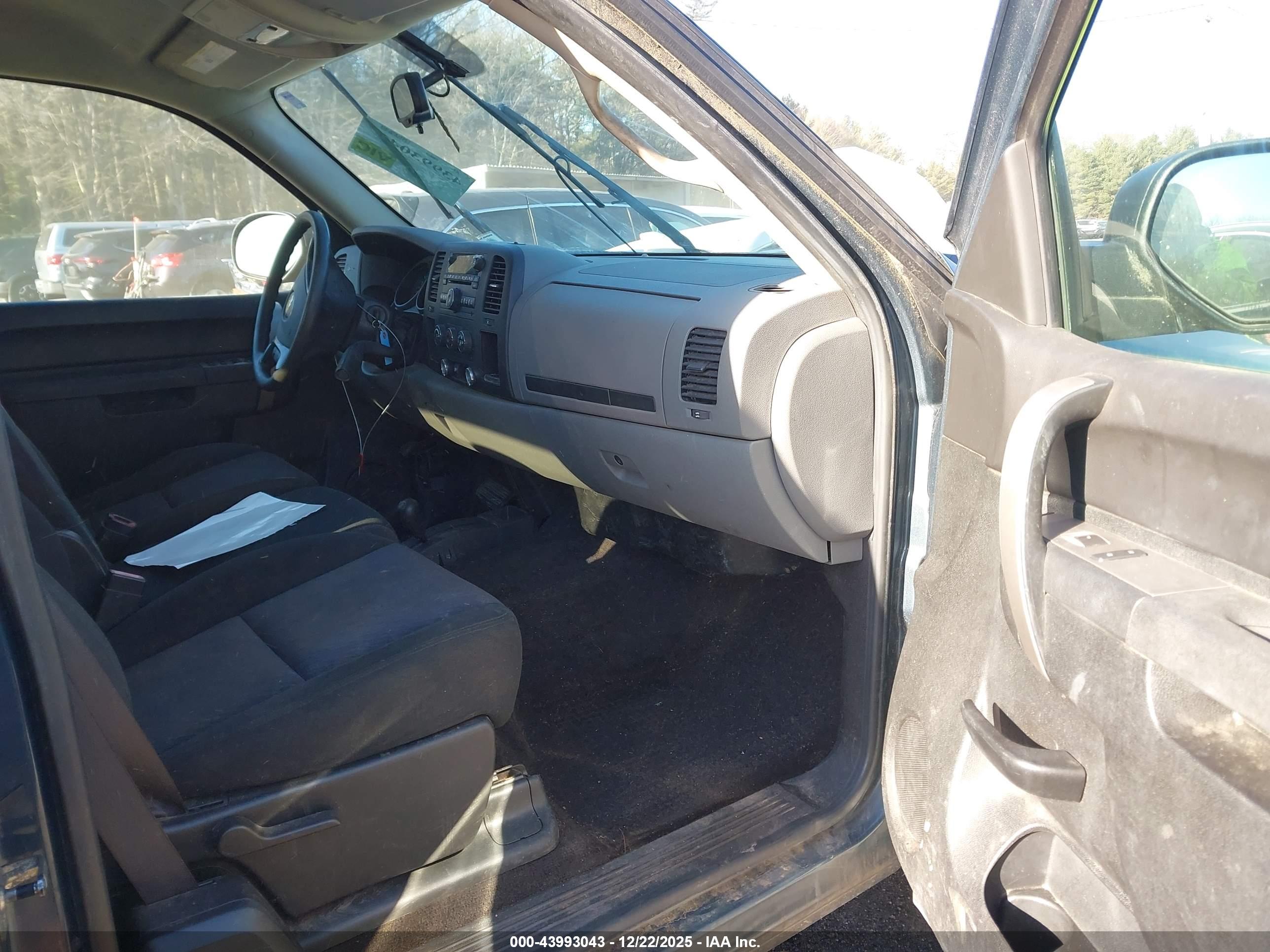 CHEVROLET SILVERADO image 5