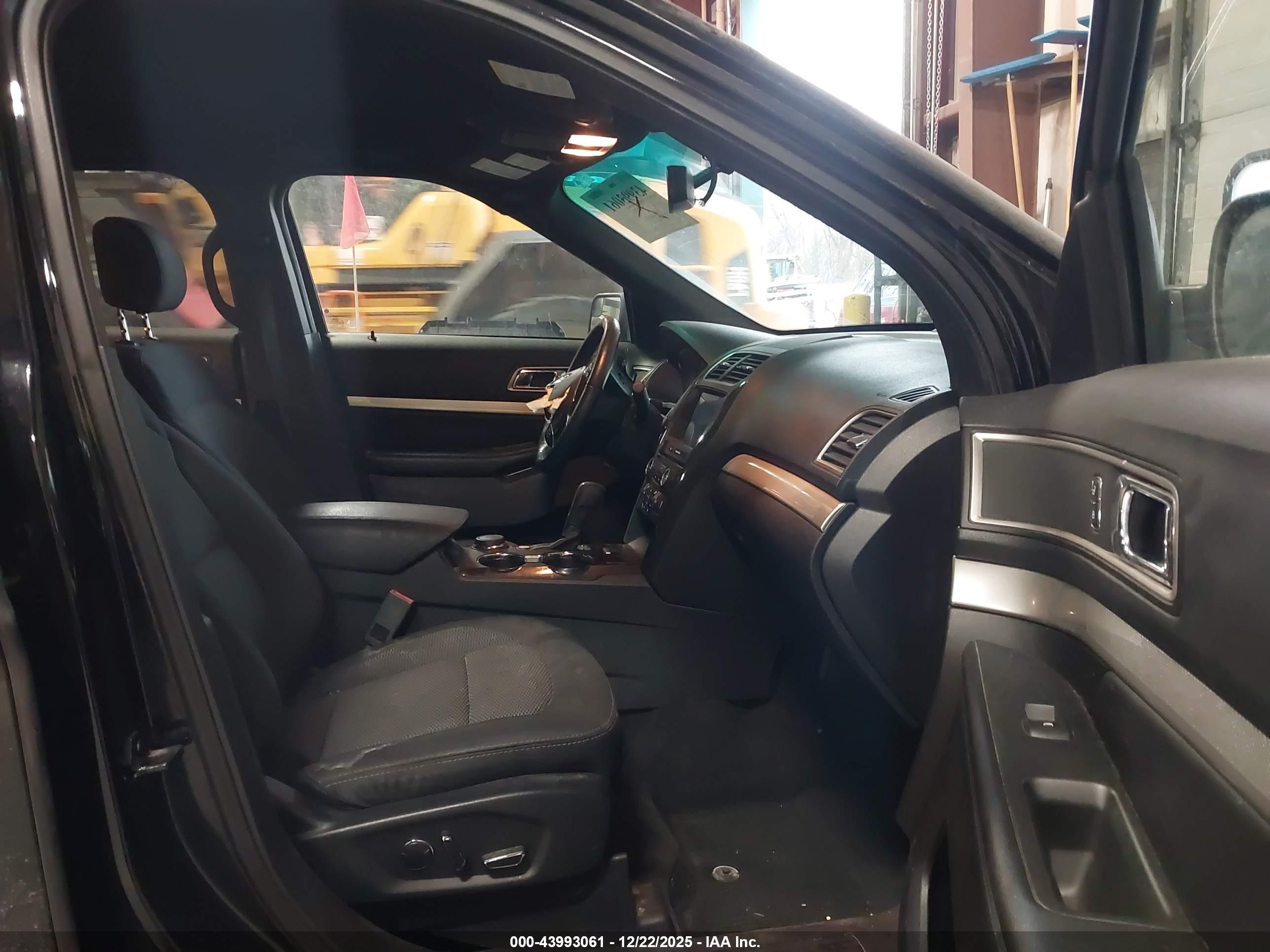 FORD EXPLORER image 5