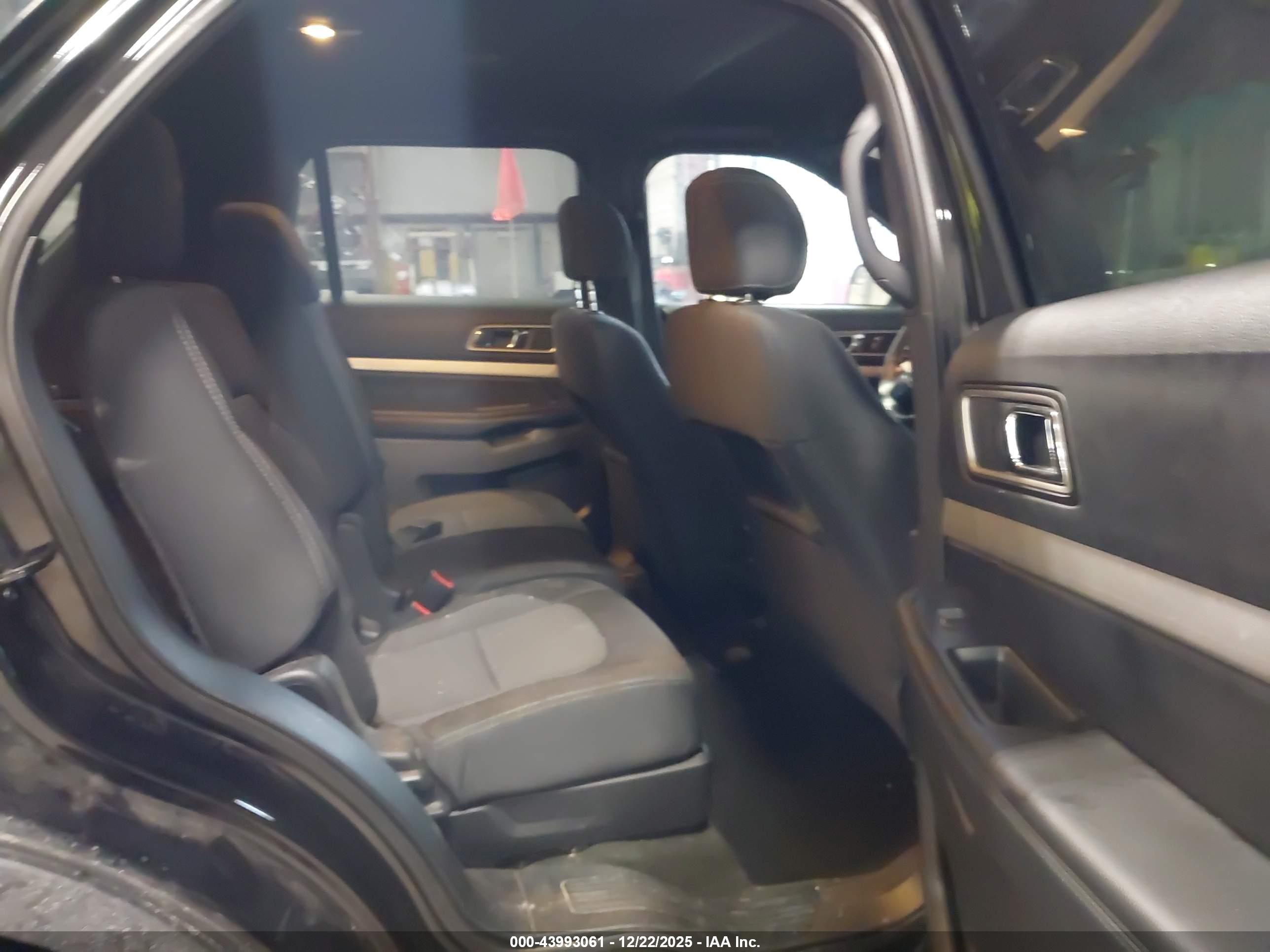 FORD EXPLORER image 8