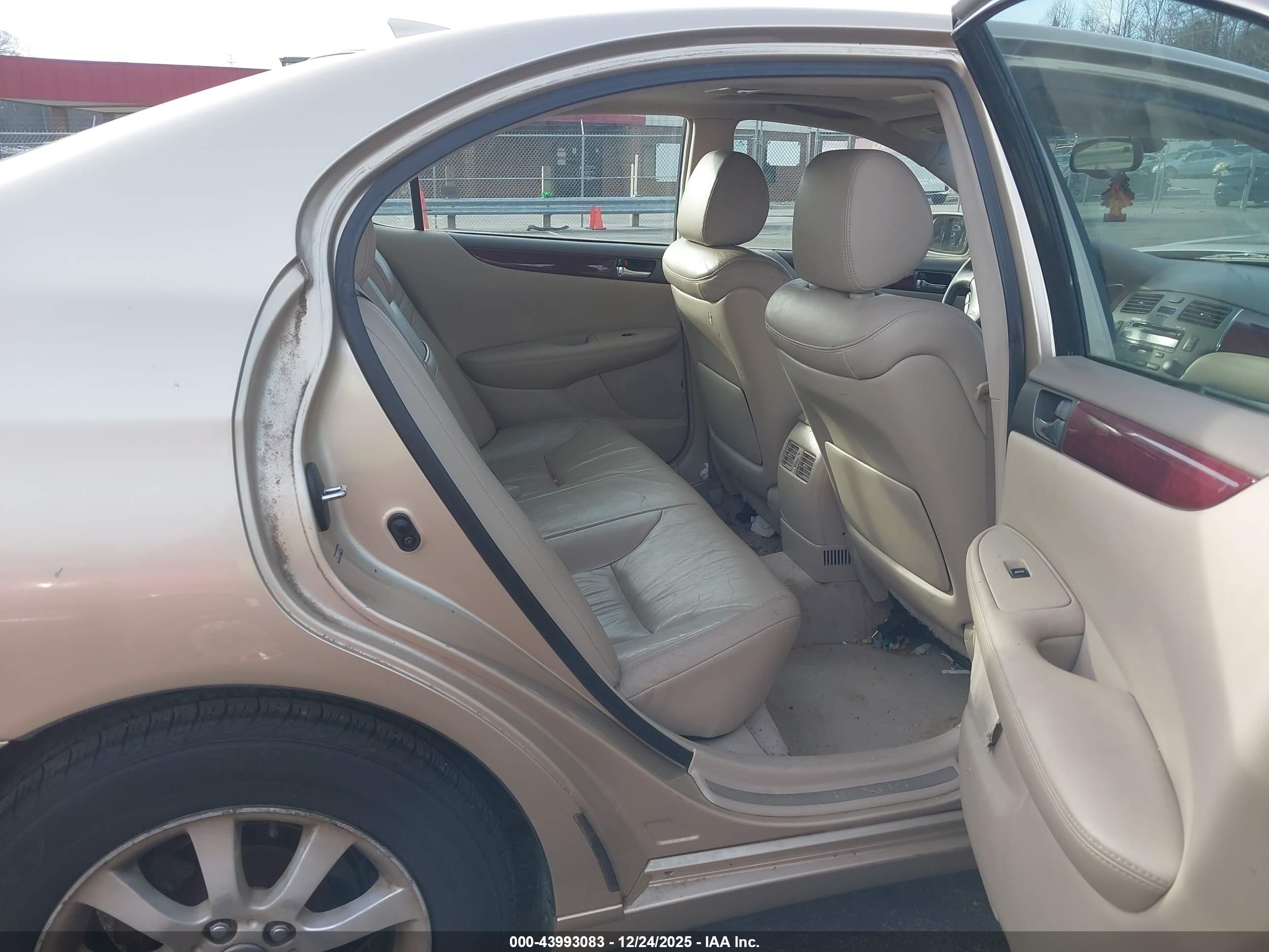 LEXUS ES image 8