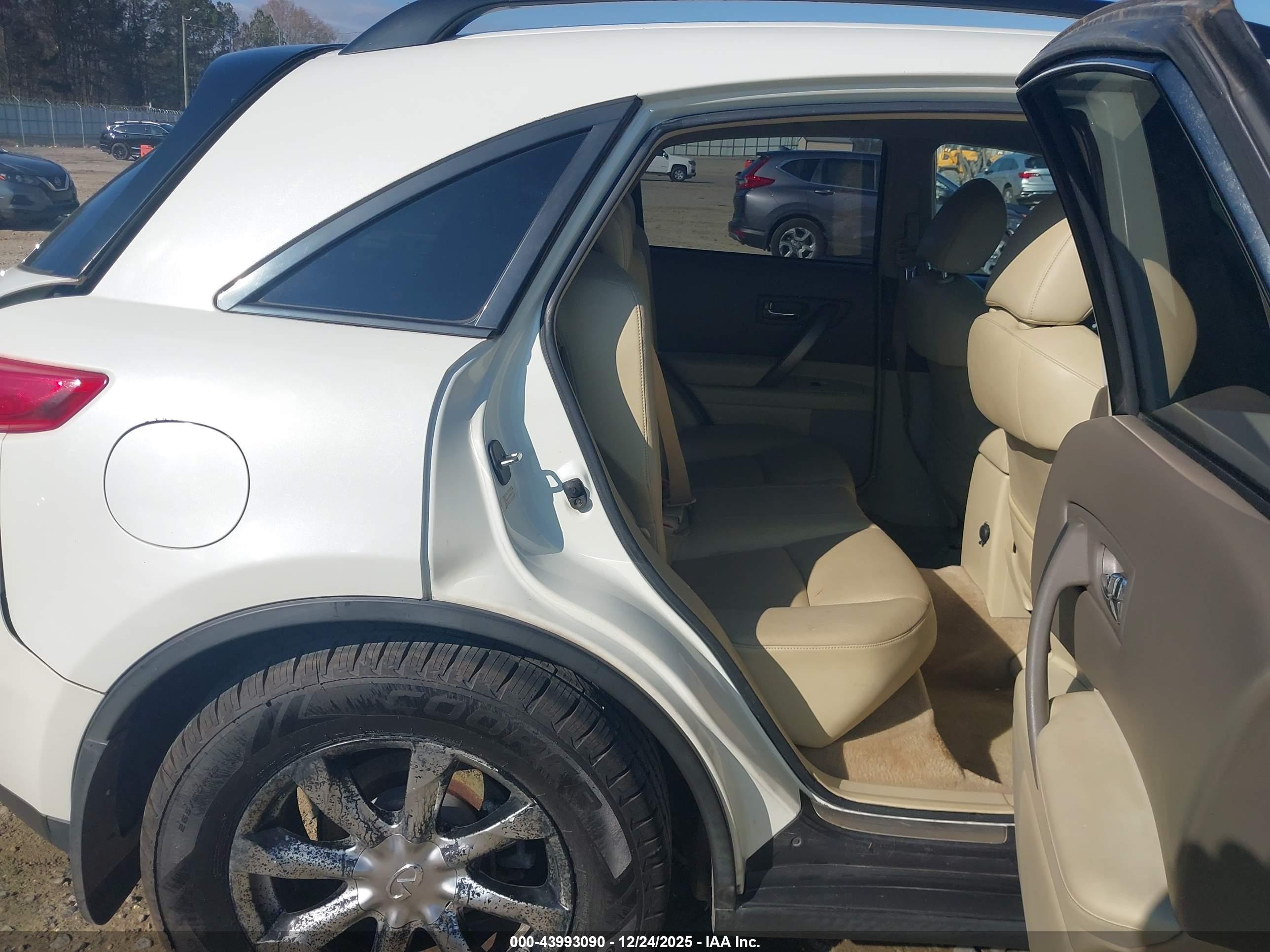 INFINITI FX35 image 8