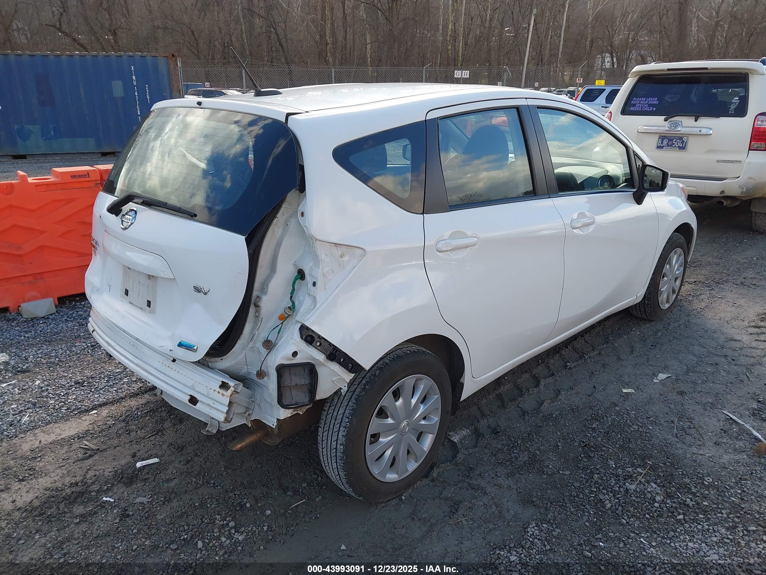 NISSAN VERSA image 4