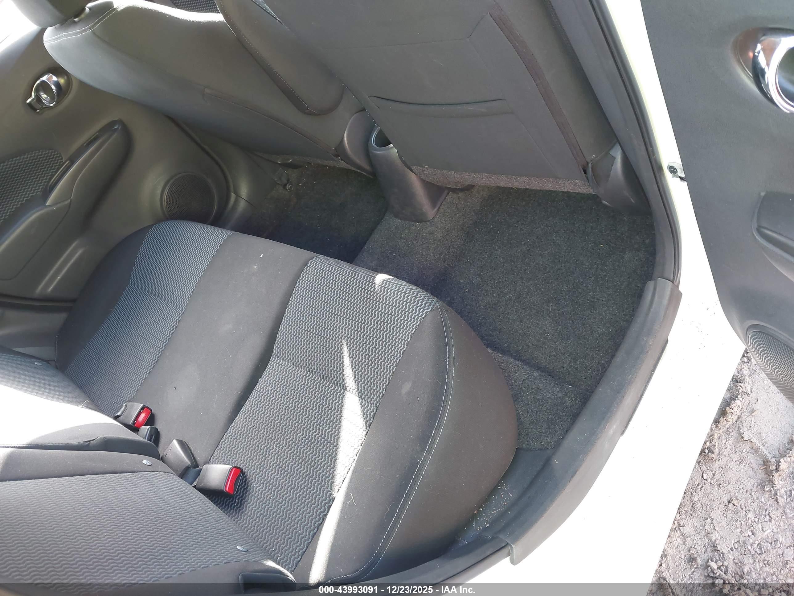 NISSAN VERSA image 8