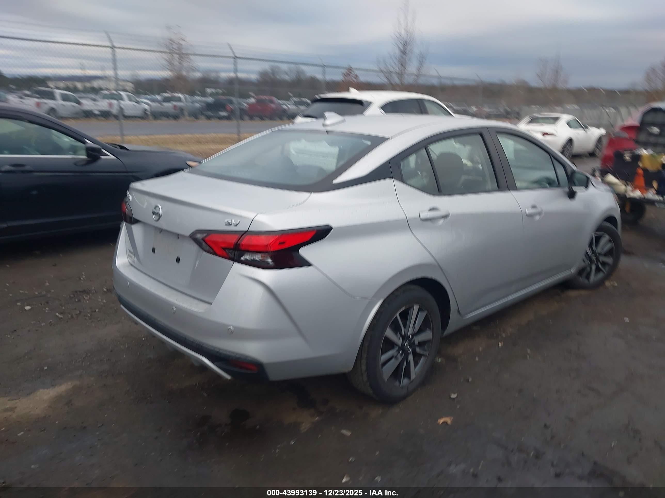 NISSAN VERSA image 4