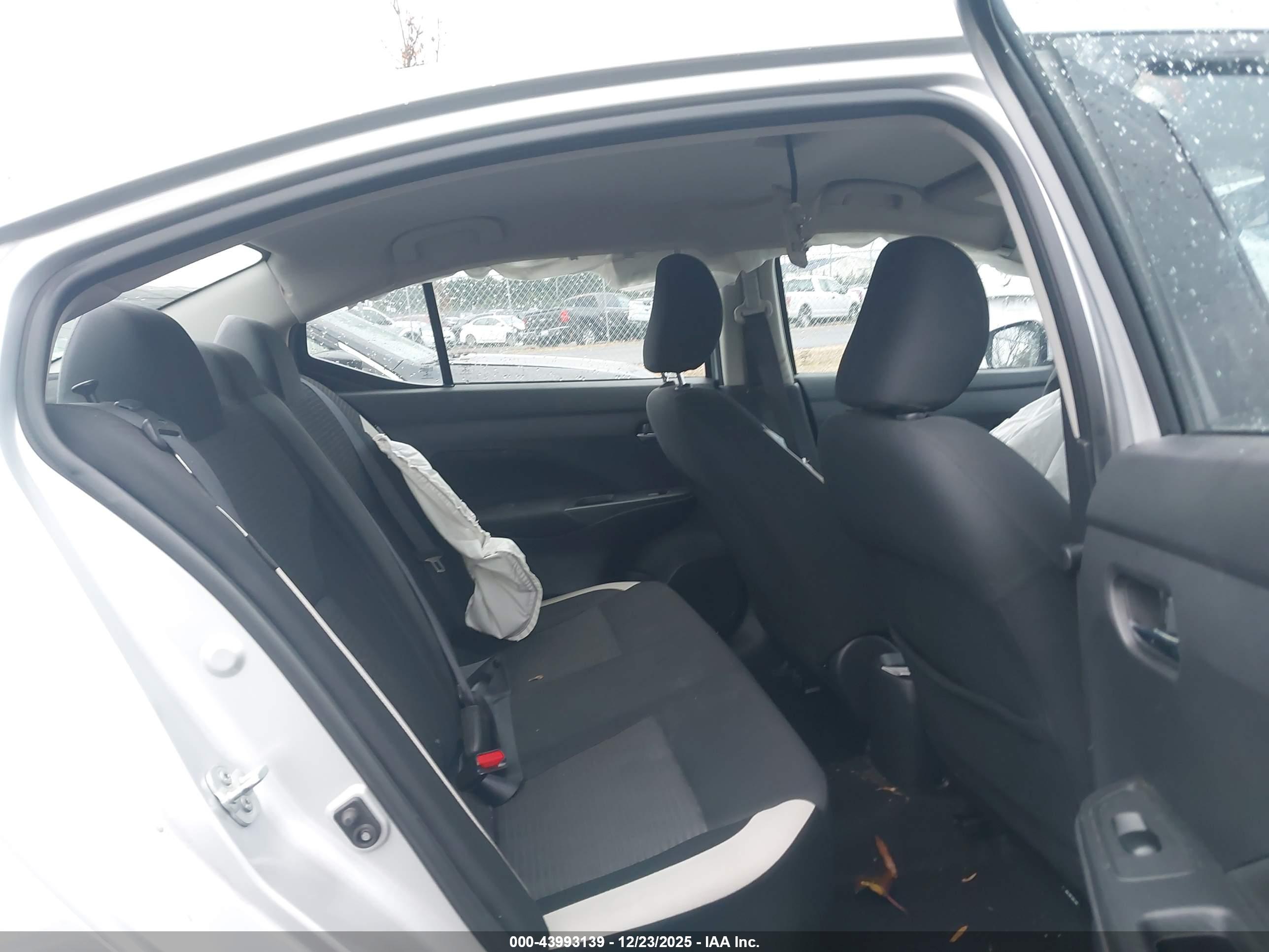 NISSAN VERSA image 8