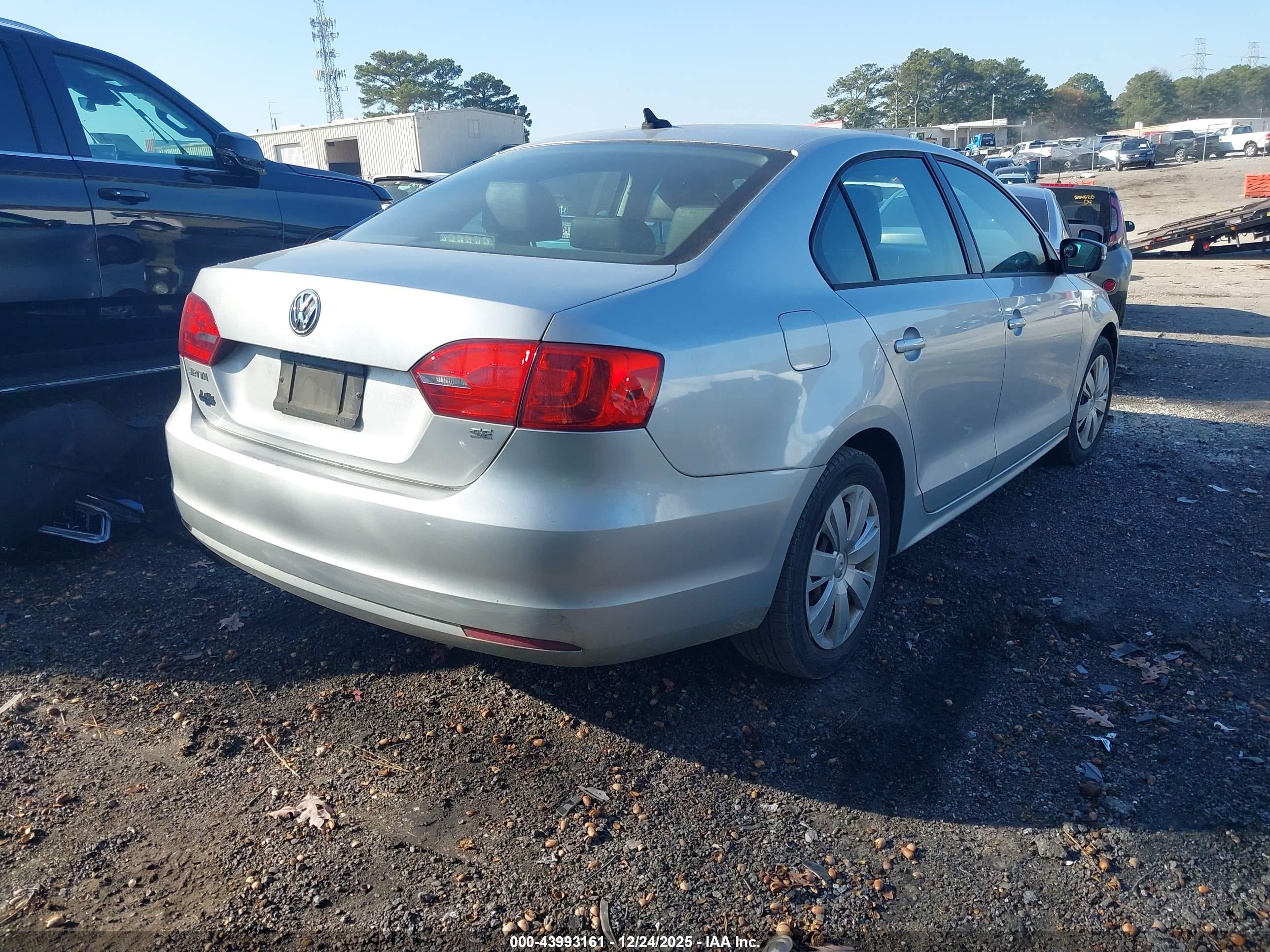 VOLKSWAGEN JETTA image 4