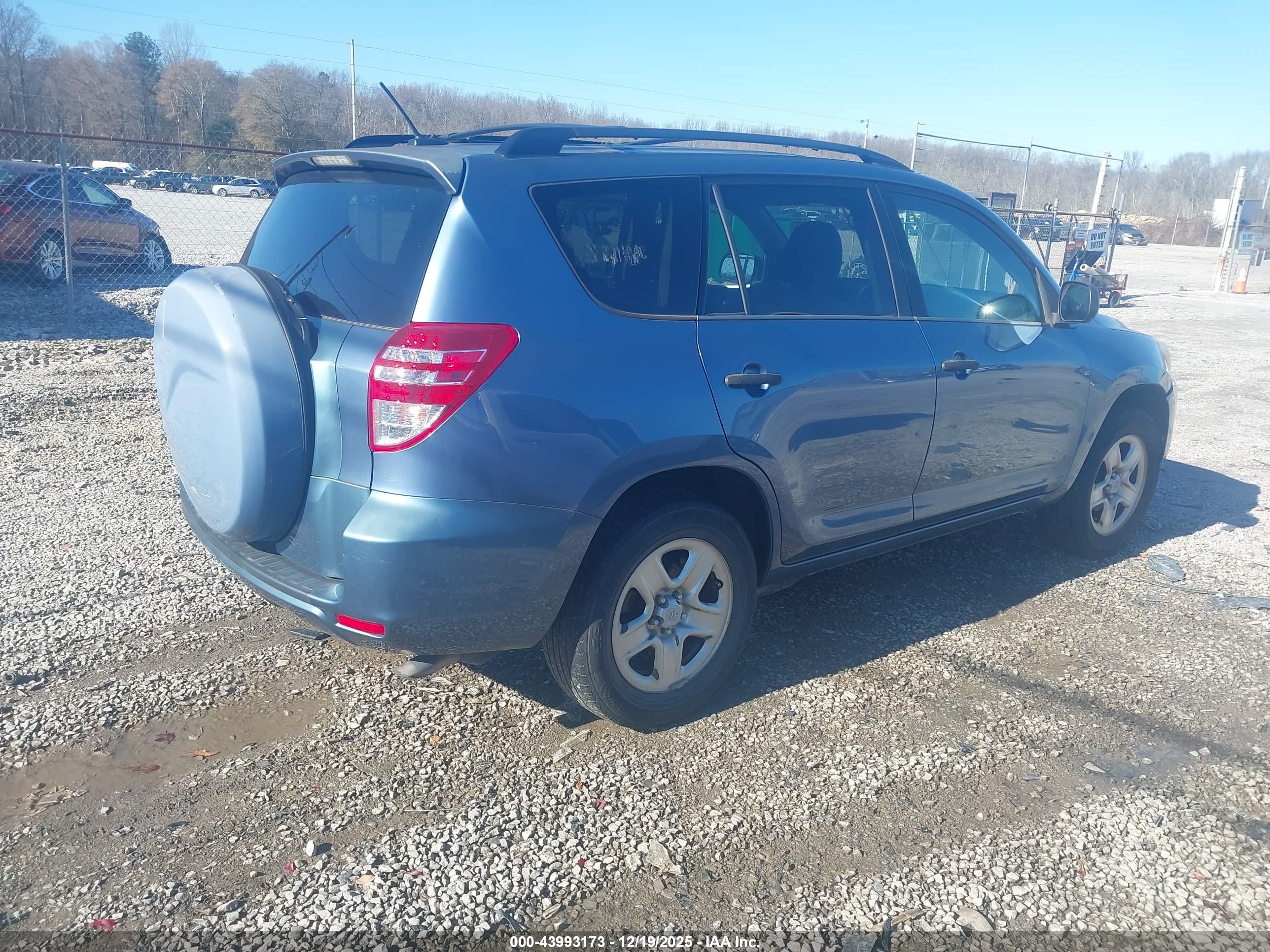 TOYOTA RAV4 image 4
