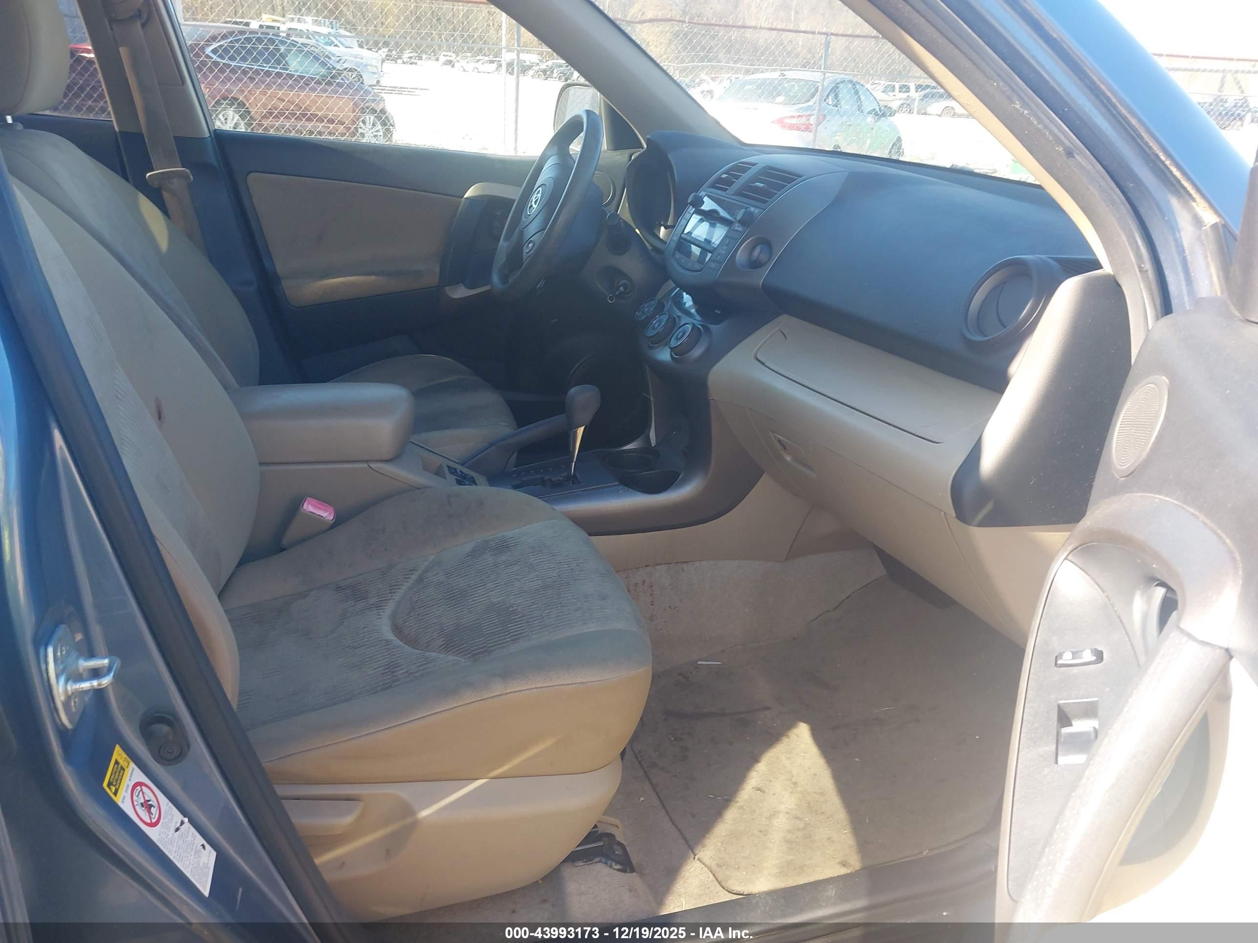 TOYOTA RAV4 image 5