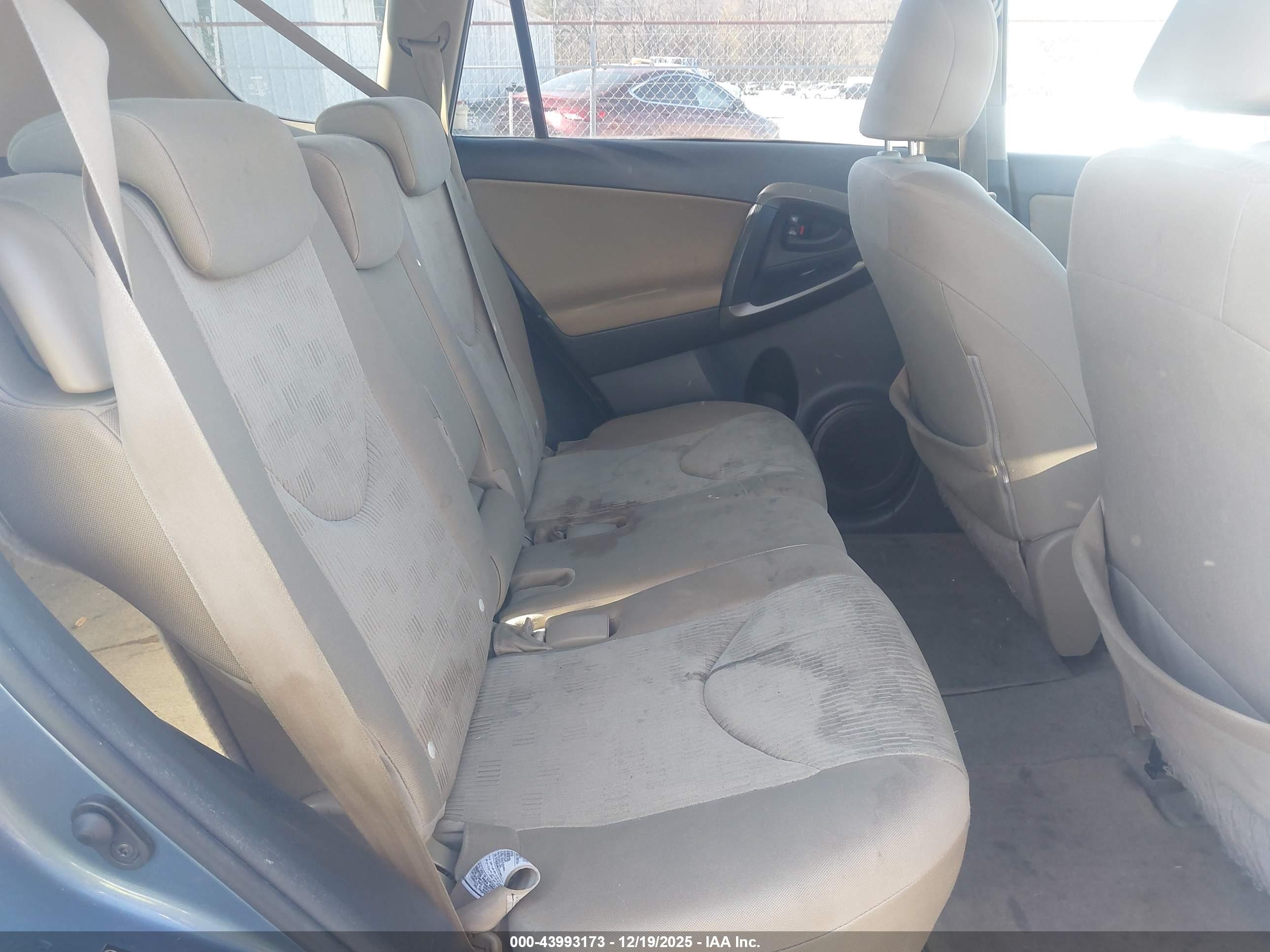 TOYOTA RAV4 image 8