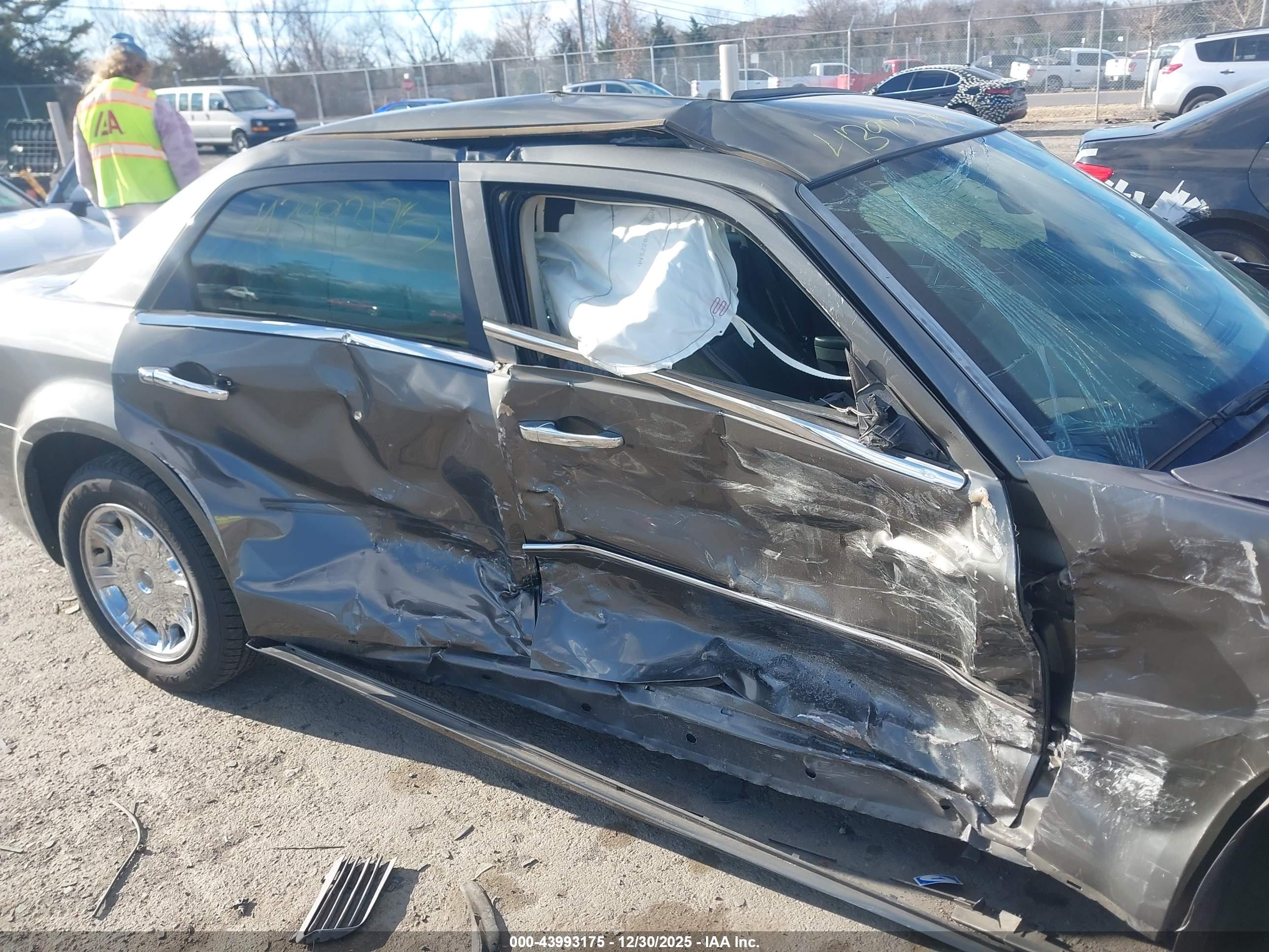 CHRYSLER 300 image 6