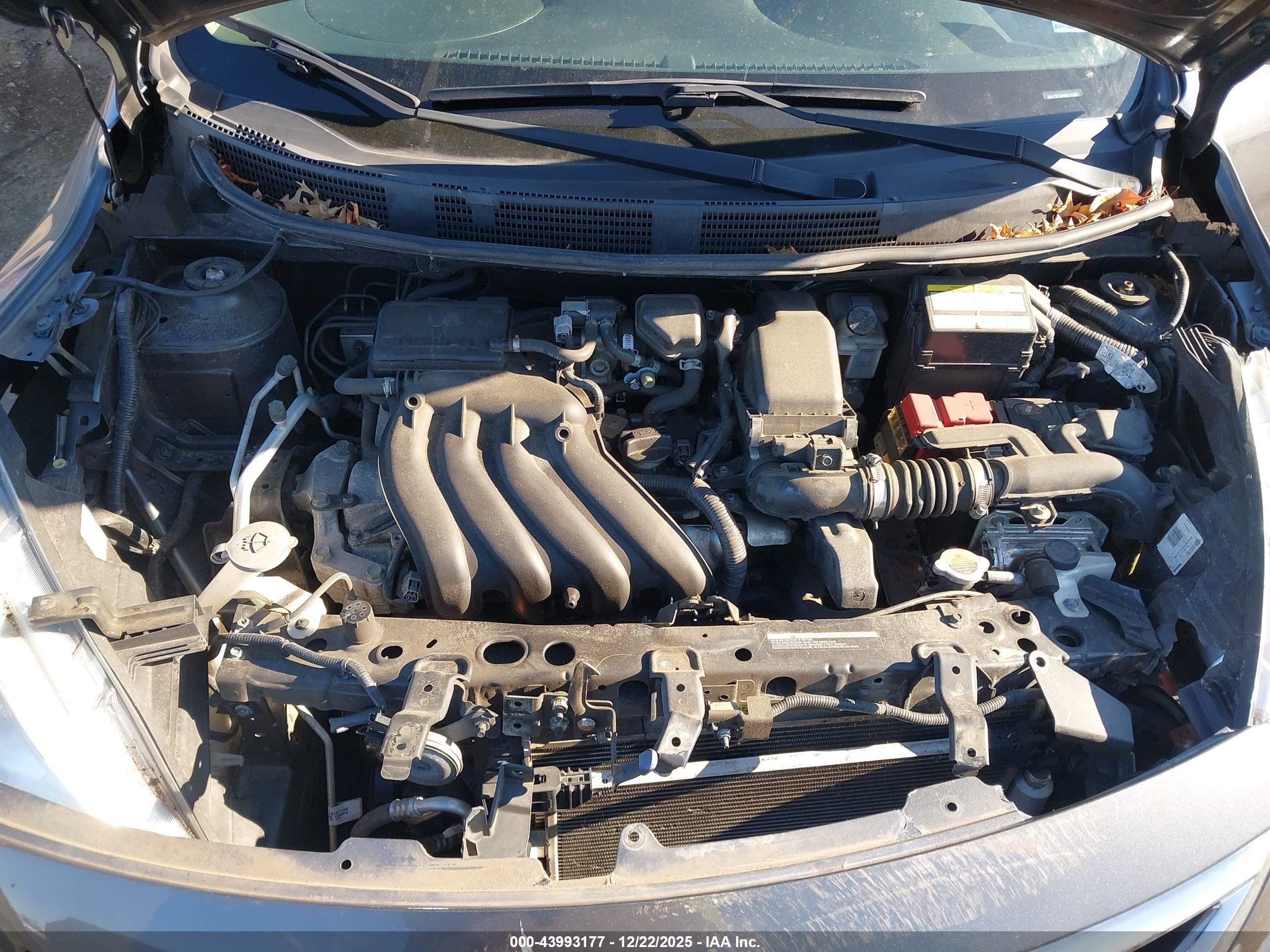 NISSAN VERSA image 10