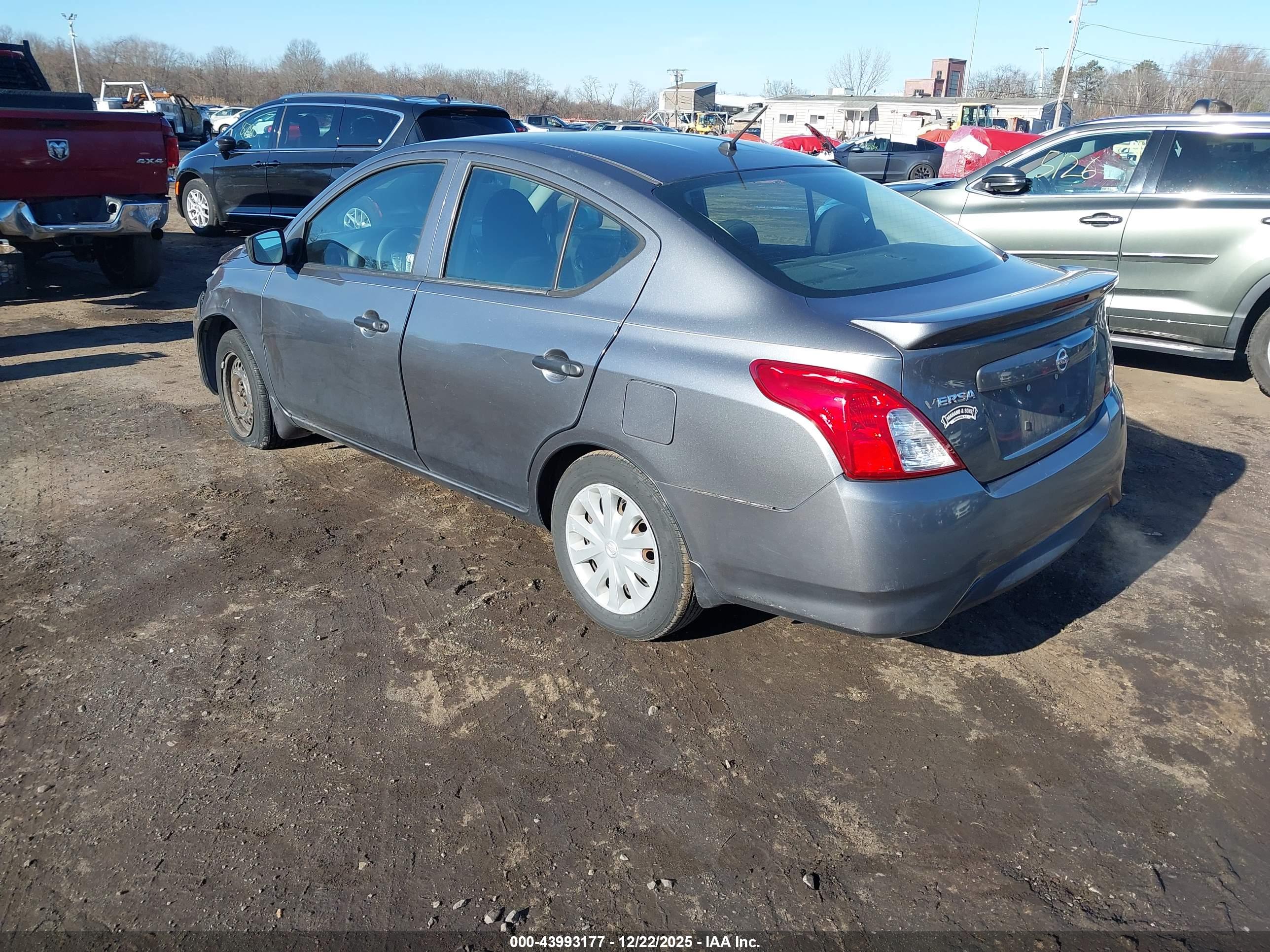 NISSAN VERSA image 3