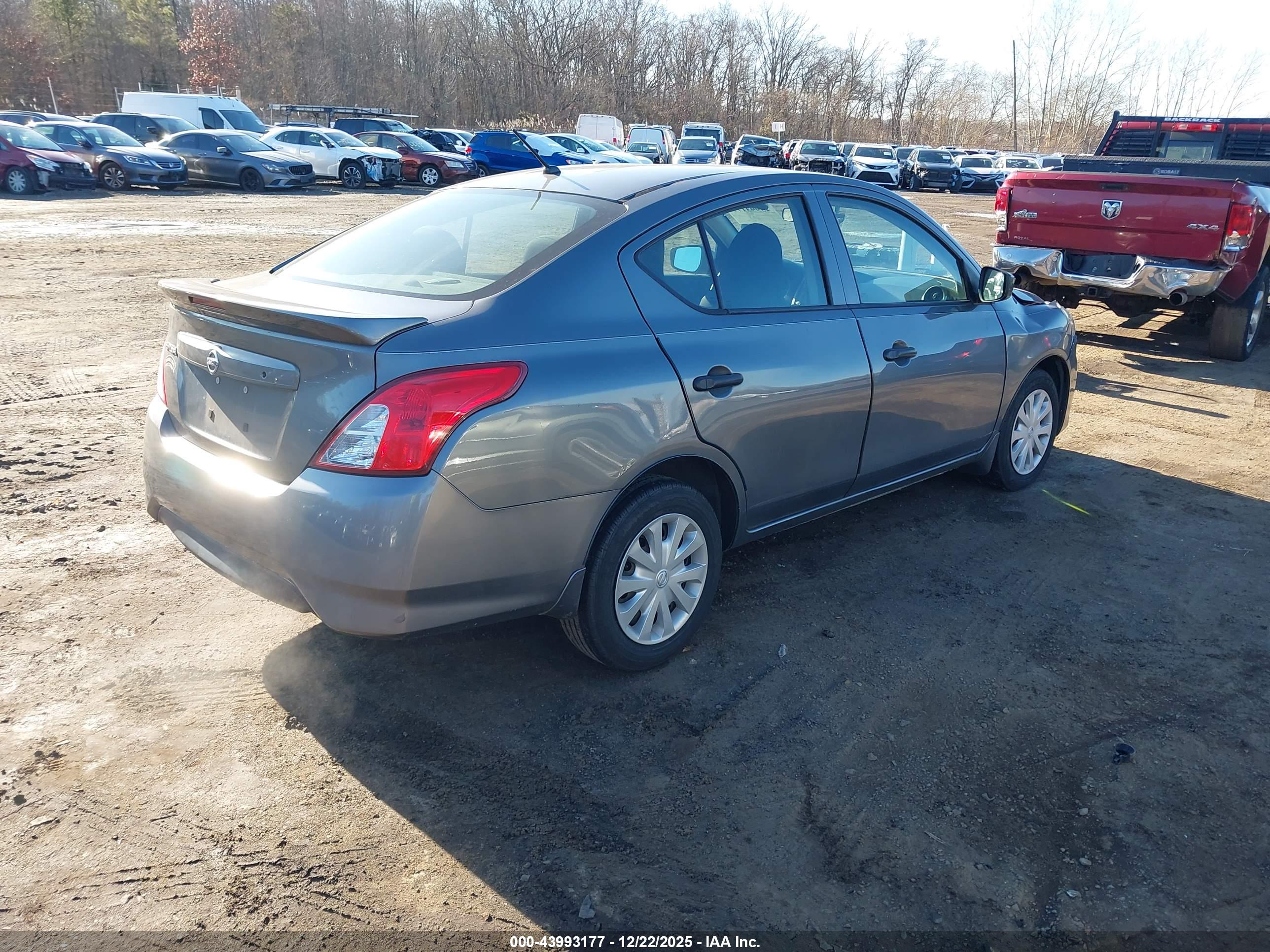 NISSAN VERSA image 4