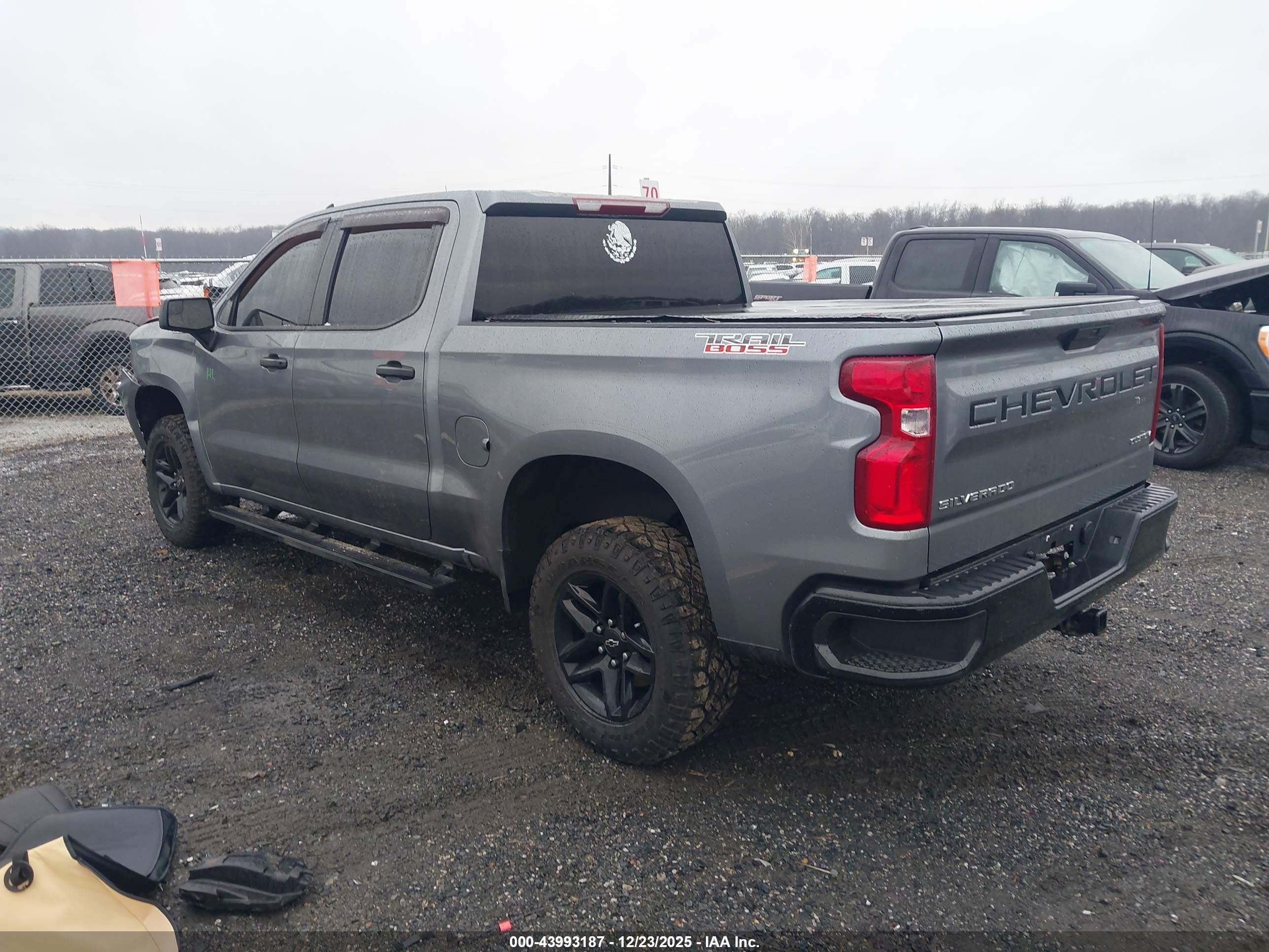 CHEVROLET SILVERADO image 3