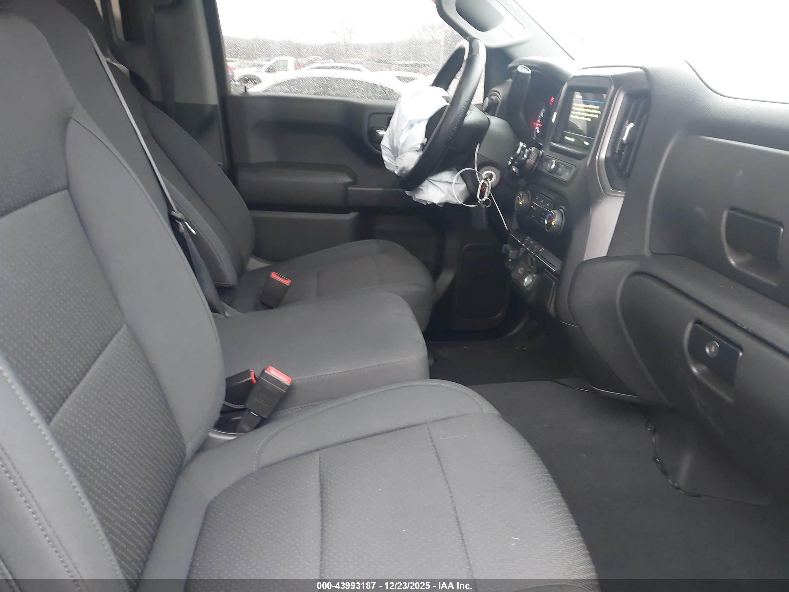 CHEVROLET SILVERADO image 5