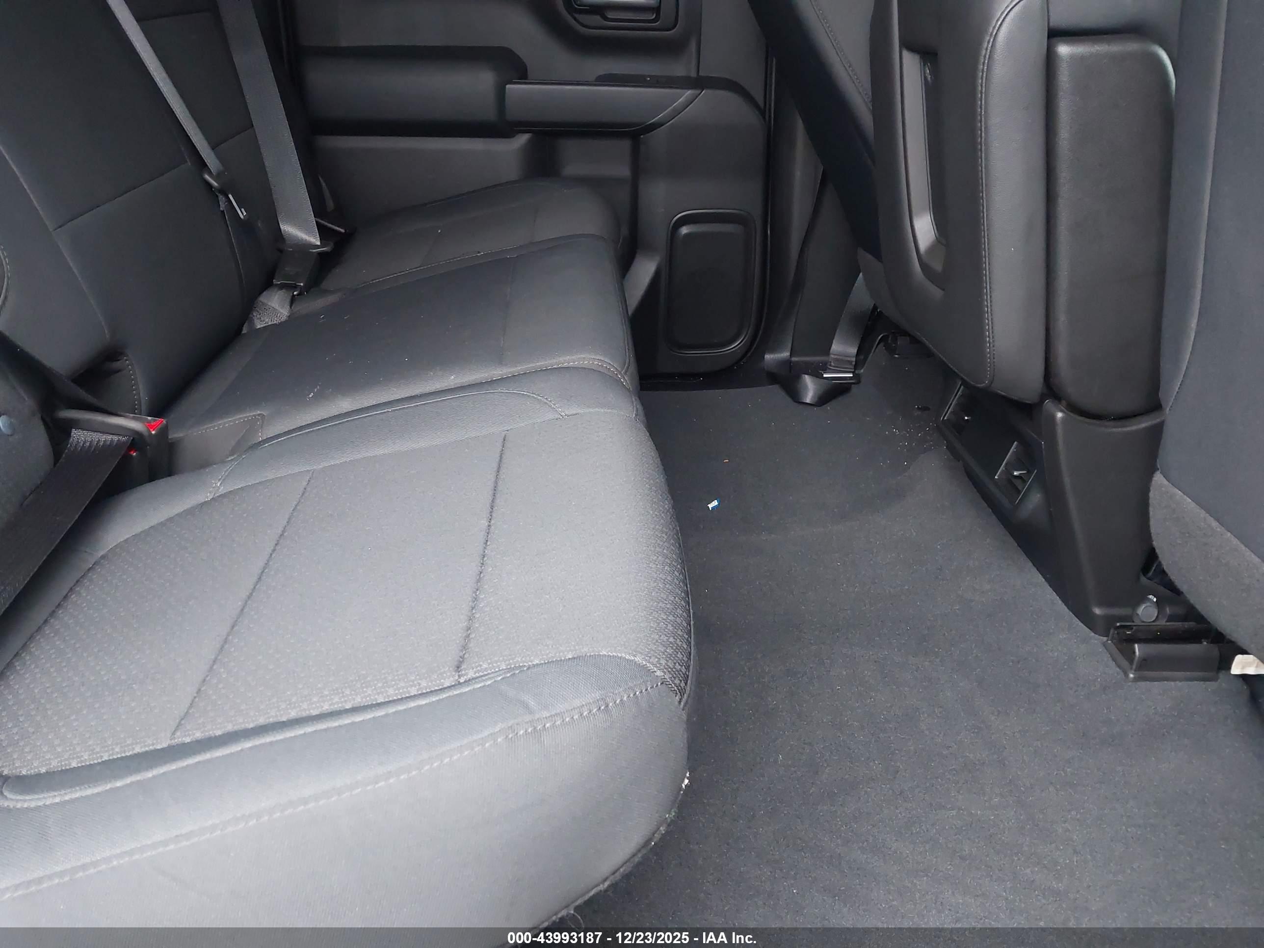 CHEVROLET SILVERADO image 8