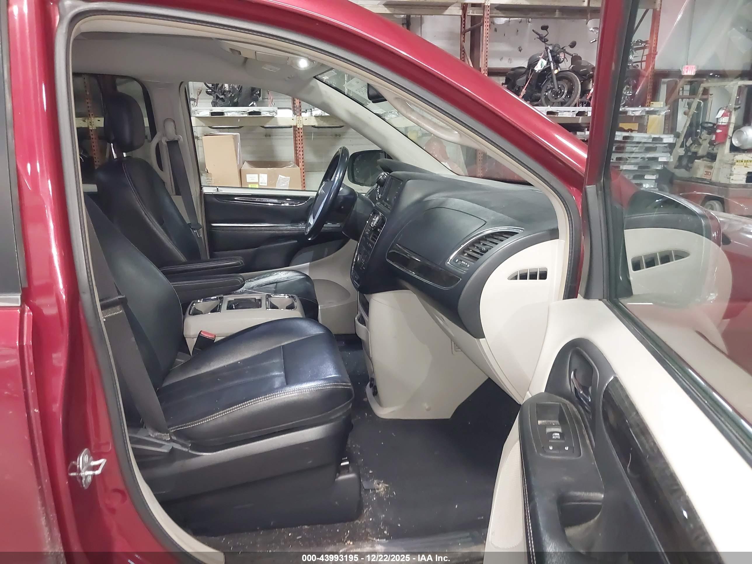 CHRYSLER TOWN image 5