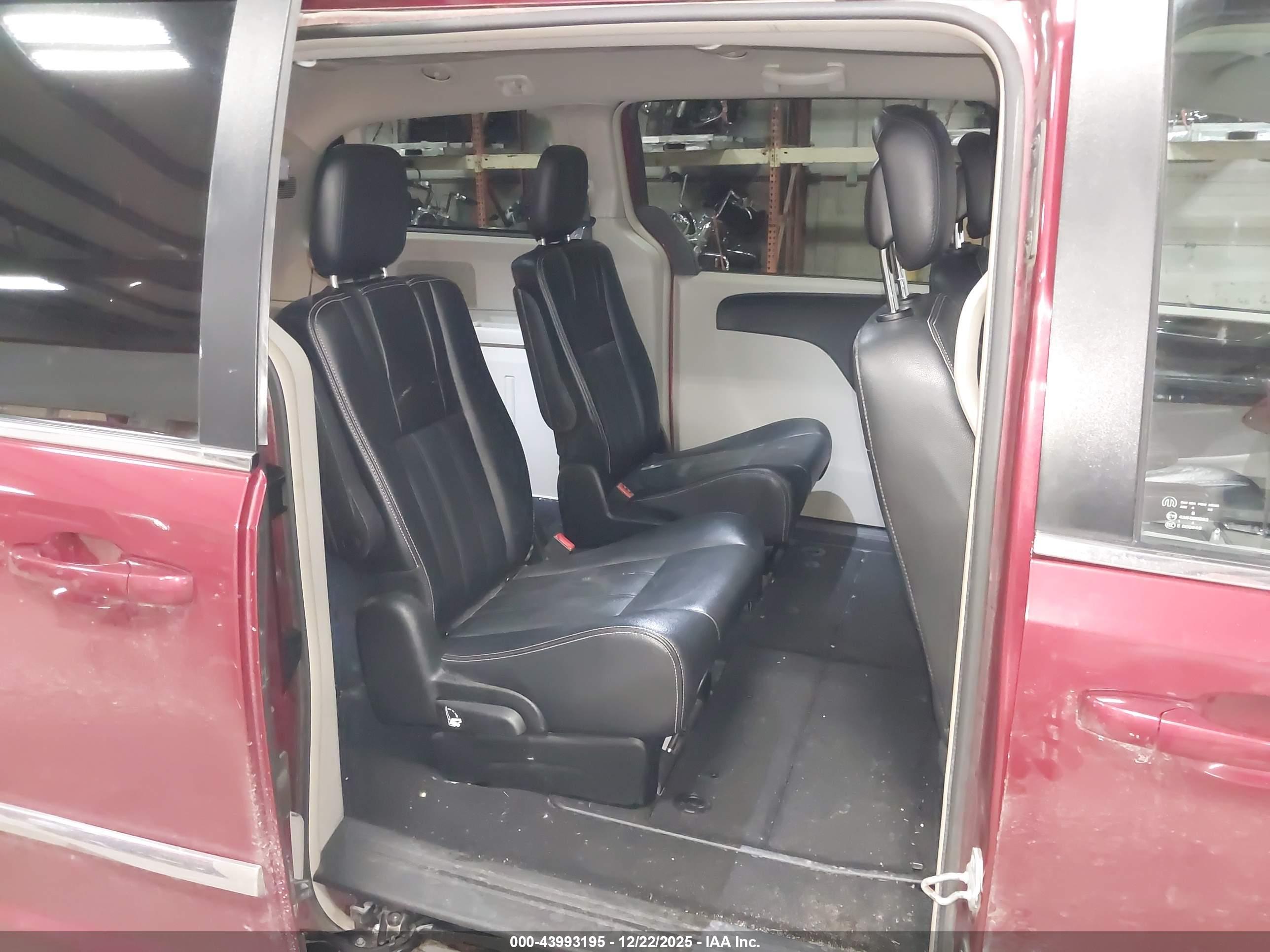 CHRYSLER TOWN image 8
